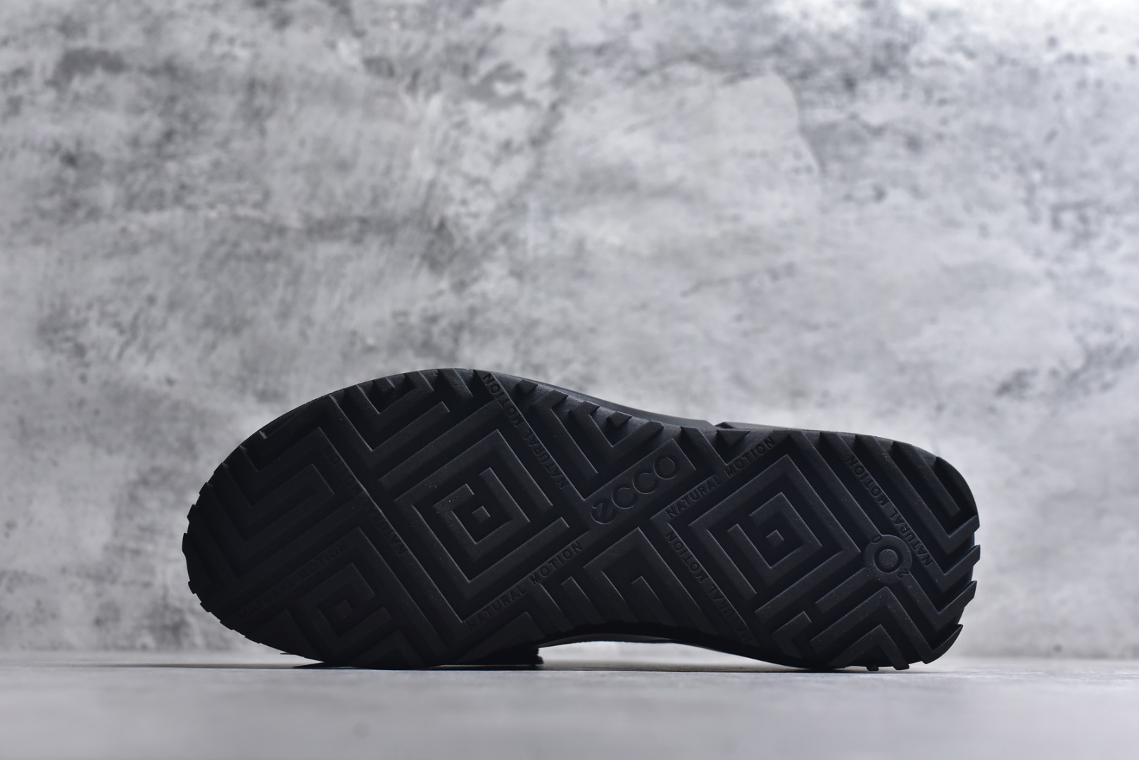 图片[6]-#ECCO爱步跑步鞋百搭舒适 秋冬新款厚底休闲运动鞋男鞋 灵动系列 黄景瑜同款 品质牛皮鞋面 轻盈柔韧 具有良好的透气性 细腻柔软 简约系带设计 可自由调节松紧 贴合脚型 PU泡沫橡胶大底 抓地力强 具有良好的防滑耐磨性 时尚简约 休闲百搭 货号： 800874-01001 尺码：39 40 41 42 43 44-选品中心