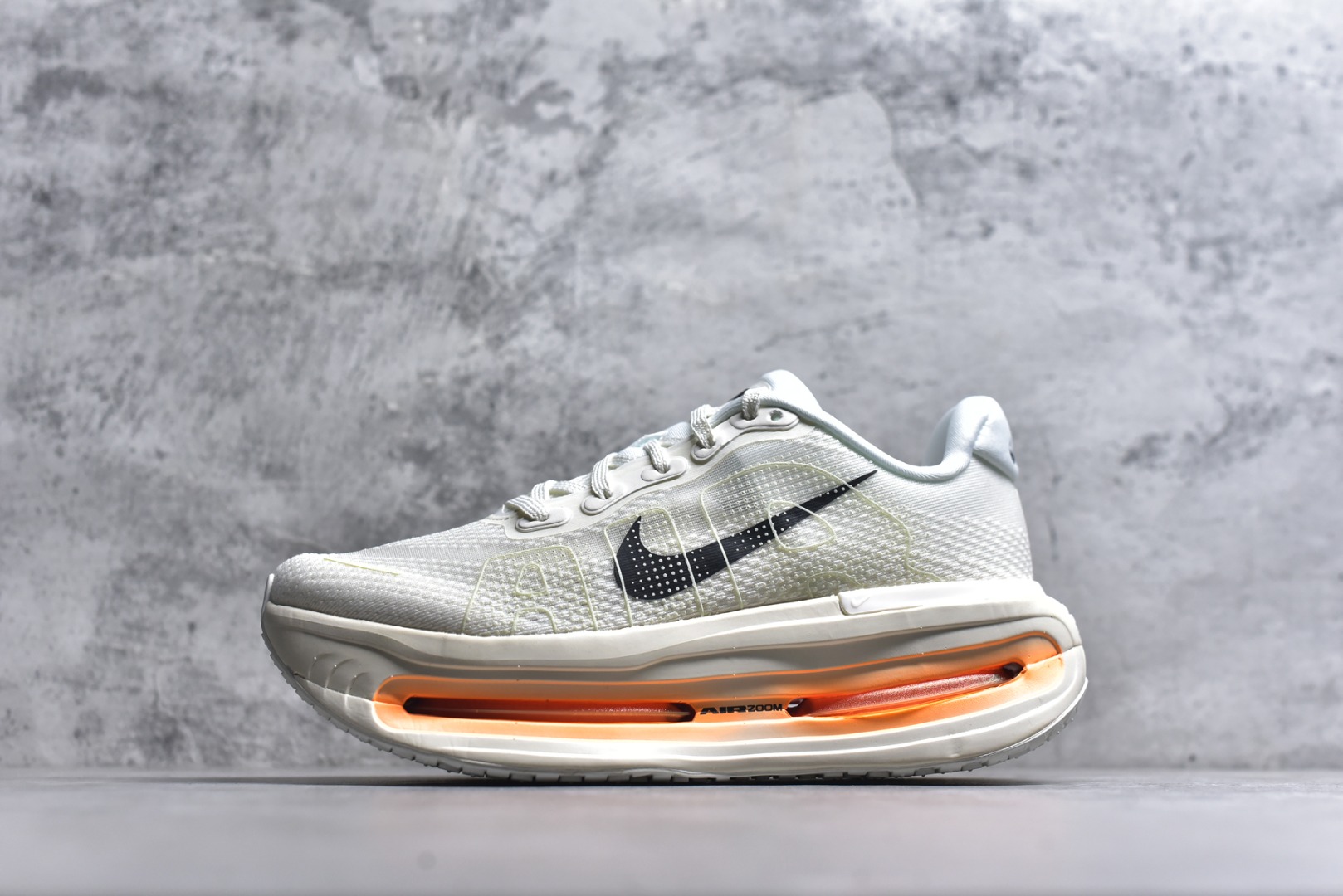 #NIKE VOMERO PREMIUM 全掌气垫缓震网面运动跑鞋 市场最强 没有之一 纯原生产线出品 原版开发 全部原材料 细节一比一打造 完美还原zp脚感 正确前后分离式两片纤维柱气垫 上下包裹超软弹泡棉 正确组合大底 区别市场通货 版型完美 鞋面材料同步原版1：1 全部原版开发校对 欢迎对比💪🏻 Nike 运用 Air技术专利，推出 Nike Pegasus Premium，沿用经典 Pegasus 系列产品深受跑者喜爱的缓震功能，并配置 Nike 首款可见式塑形 Air Zoom 气垫。 全掌可见的AirZoom首次在Pegasus系列中出现，模仿了Vaporfly的碳板曲线，增强了跑步时的流畅过渡。 货号：IQ4035-100 尺码：36-46（半）-选品中心