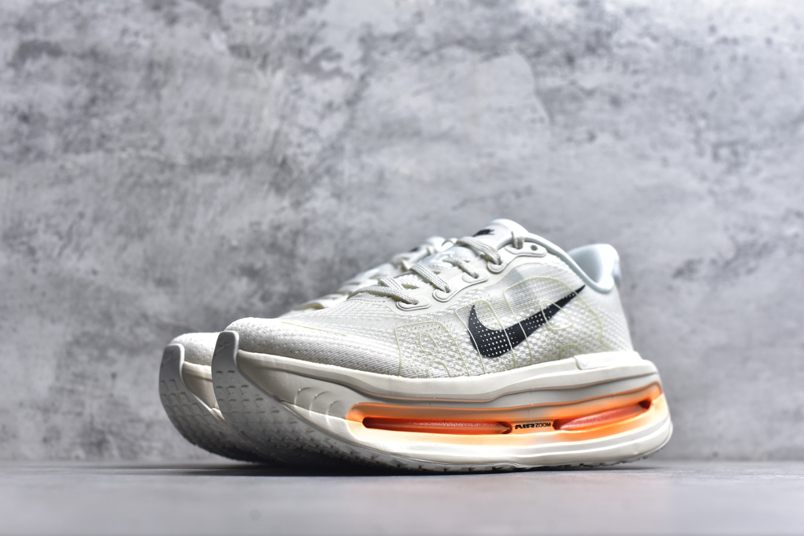 图片[2]-#NIKE VOMERO PREMIUM 全掌气垫缓震网面运动跑鞋 市场最强 没有之一 纯原生产线出品 原版开发 全部原材料 细节一比一打造 完美还原zp脚感 正确前后分离式两片纤维柱气垫 上下包裹超软弹泡棉 正确组合大底 区别市场通货 版型完美 鞋面材料同步原版1：1 全部原版开发校对 欢迎对比💪🏻 Nike 运用 Air技术专利，推出 Nike Pegasus Premium，沿用经典 Pegasus 系列产品深受跑者喜爱的缓震功能，并配置 Nike 首款可见式塑形 Air Zoom 气垫。 全掌可见的AirZoom首次在Pegasus系列中出现，模仿了Vaporfly的碳板曲线，增强了跑步时的流畅过渡。 货号：IQ4035-100 尺码：36-46（半）-选品中心