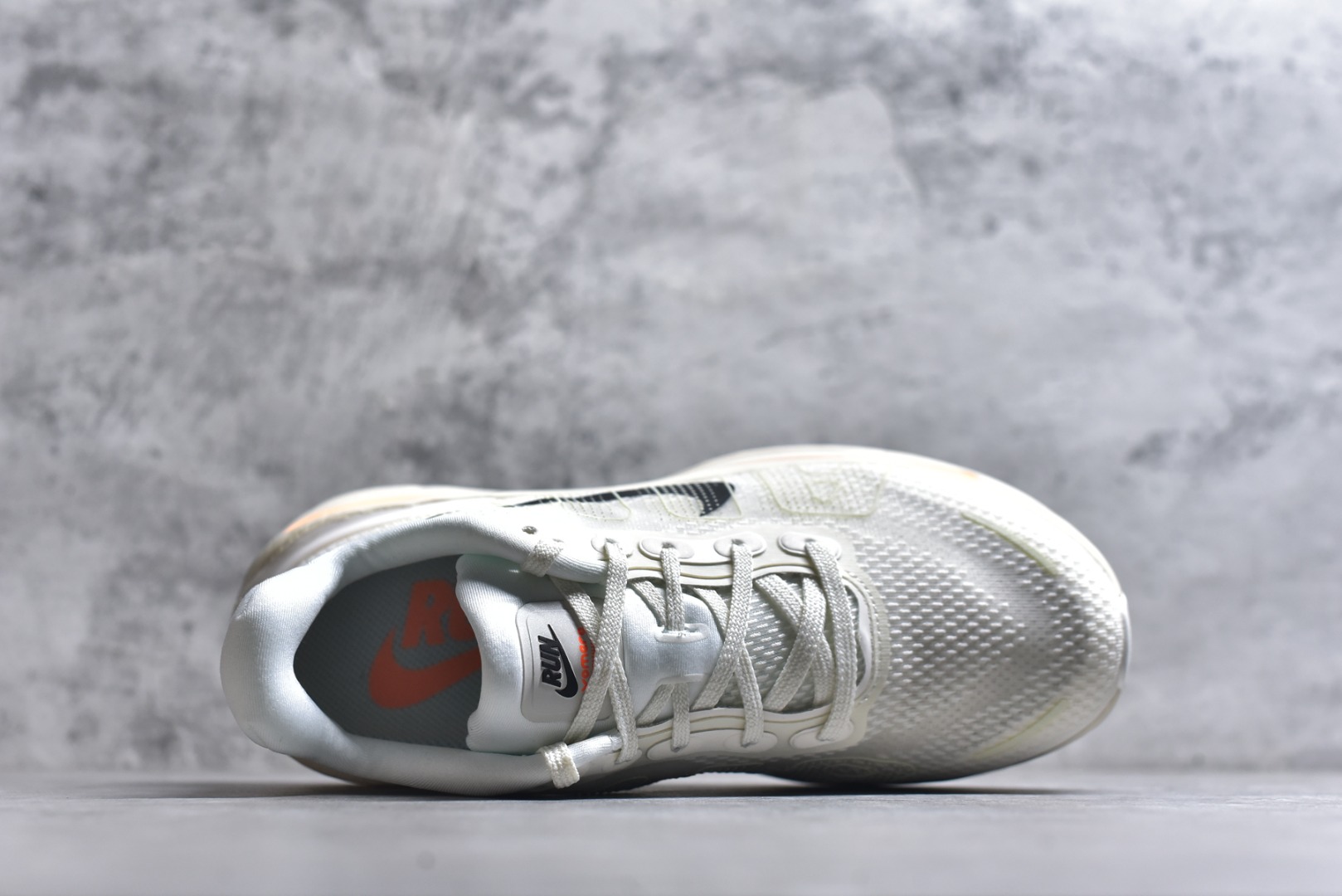 图片[4]-#NIKE VOMERO PREMIUM 全掌气垫缓震网面运动跑鞋 市场最强 没有之一 纯原生产线出品 原版开发 全部原材料 细节一比一打造 完美还原zp脚感 正确前后分离式两片纤维柱气垫 上下包裹超软弹泡棉 正确组合大底 区别市场通货 版型完美 鞋面材料同步原版1：1 全部原版开发校对 欢迎对比💪🏻 Nike 运用 Air技术专利，推出 Nike Pegasus Premium，沿用经典 Pegasus 系列产品深受跑者喜爱的缓震功能，并配置 Nike 首款可见式塑形 Air Zoom 气垫。 全掌可见的AirZoom首次在Pegasus系列中出现，模仿了Vaporfly的碳板曲线，增强了跑步时的流畅过渡。 货号：IQ4035-100 尺码：36-46（半）-选品中心