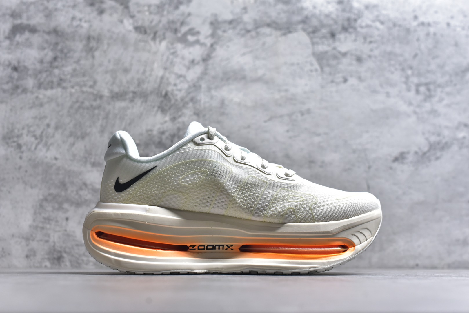 图片[3]-#NIKE VOMERO PREMIUM 全掌气垫缓震网面运动跑鞋 市场最强 没有之一 纯原生产线出品 原版开发 全部原材料 细节一比一打造 完美还原zp脚感 正确前后分离式两片纤维柱气垫 上下包裹超软弹泡棉 正确组合大底 区别市场通货 版型完美 鞋面材料同步原版1：1 全部原版开发校对 欢迎对比💪🏻 Nike 运用 Air技术专利，推出 Nike Pegasus Premium，沿用经典 Pegasus 系列产品深受跑者喜爱的缓震功能，并配置 Nike 首款可见式塑形 Air Zoom 气垫。 全掌可见的AirZoom首次在Pegasus系列中出现，模仿了Vaporfly的碳板曲线，增强了跑步时的流畅过渡。 货号：IQ4035-100 尺码：36-46（半）-选品中心