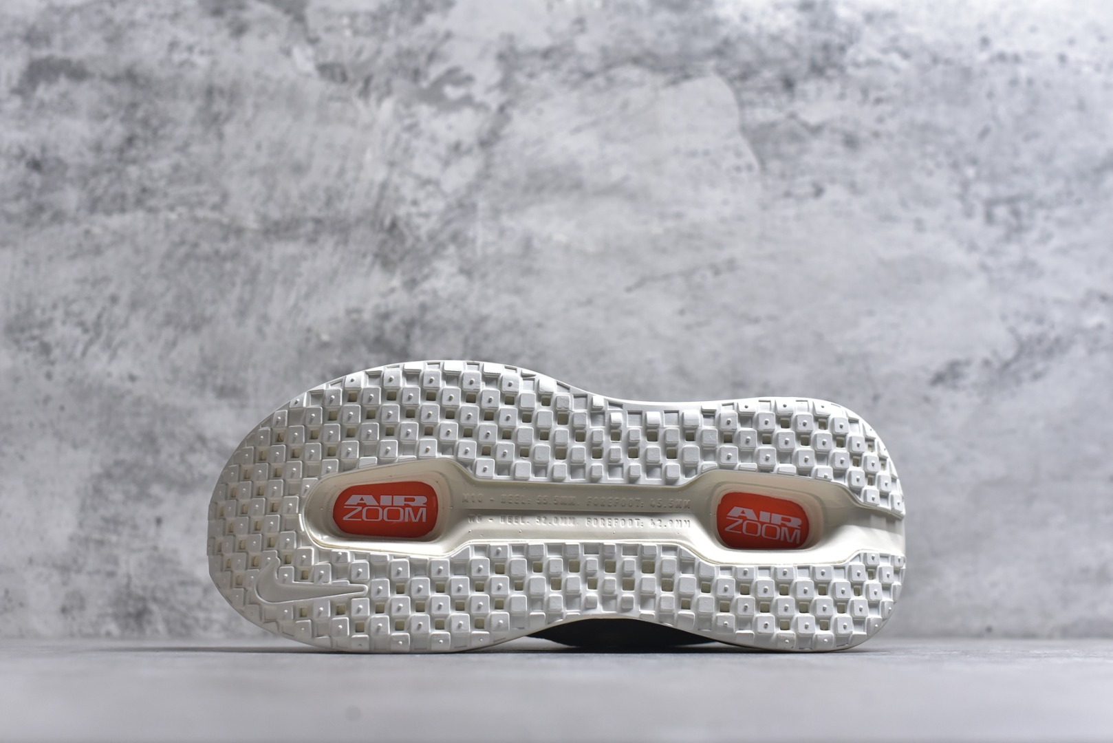 图片[6]-#NIKE VOMERO PREMIUM 全掌气垫缓震网面运动跑鞋 市场最强 没有之一 纯原生产线出品 原版开发 全部原材料 细节一比一打造 完美还原zp脚感 正确前后分离式两片纤维柱气垫 上下包裹超软弹泡棉 正确组合大底 区别市场通货 版型完美 鞋面材料同步原版1：1 全部原版开发校对 欢迎对比💪🏻 Nike 运用 Air技术专利，推出 Nike Pegasus Premium，沿用经典 Pegasus 系列产品深受跑者喜爱的缓震功能，并配置 Nike 首款可见式塑形 Air Zoom 气垫。 全掌可见的AirZoom首次在Pegasus系列中出现，模仿了Vaporfly的碳板曲线，增强了跑步时的流畅过渡。 货号：IQ4035-100 尺码：36-46（半）-选品中心