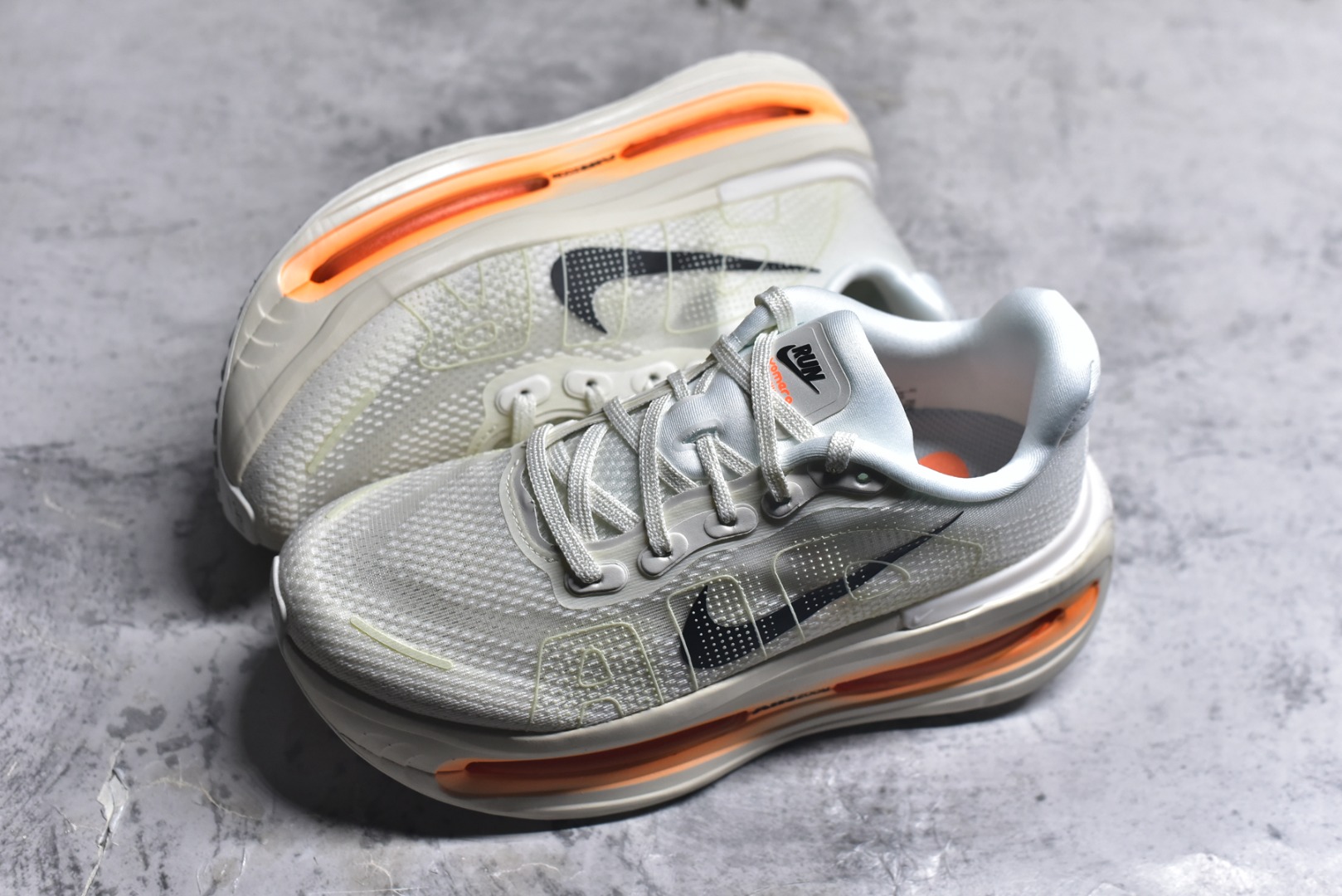 图片[7]-#NIKE VOMERO PREMIUM 全掌气垫缓震网面运动跑鞋 市场最强 没有之一 纯原生产线出品 原版开发 全部原材料 细节一比一打造 完美还原zp脚感 正确前后分离式两片纤维柱气垫 上下包裹超软弹泡棉 正确组合大底 区别市场通货 版型完美 鞋面材料同步原版1：1 全部原版开发校对 欢迎对比💪🏻 Nike 运用 Air技术专利，推出 Nike Pegasus Premium，沿用经典 Pegasus 系列产品深受跑者喜爱的缓震功能，并配置 Nike 首款可见式塑形 Air Zoom 气垫。 全掌可见的AirZoom首次在Pegasus系列中出现，模仿了Vaporfly的碳板曲线，增强了跑步时的流畅过渡。 货号：IQ4035-100 尺码：36-46（半）-选品中心