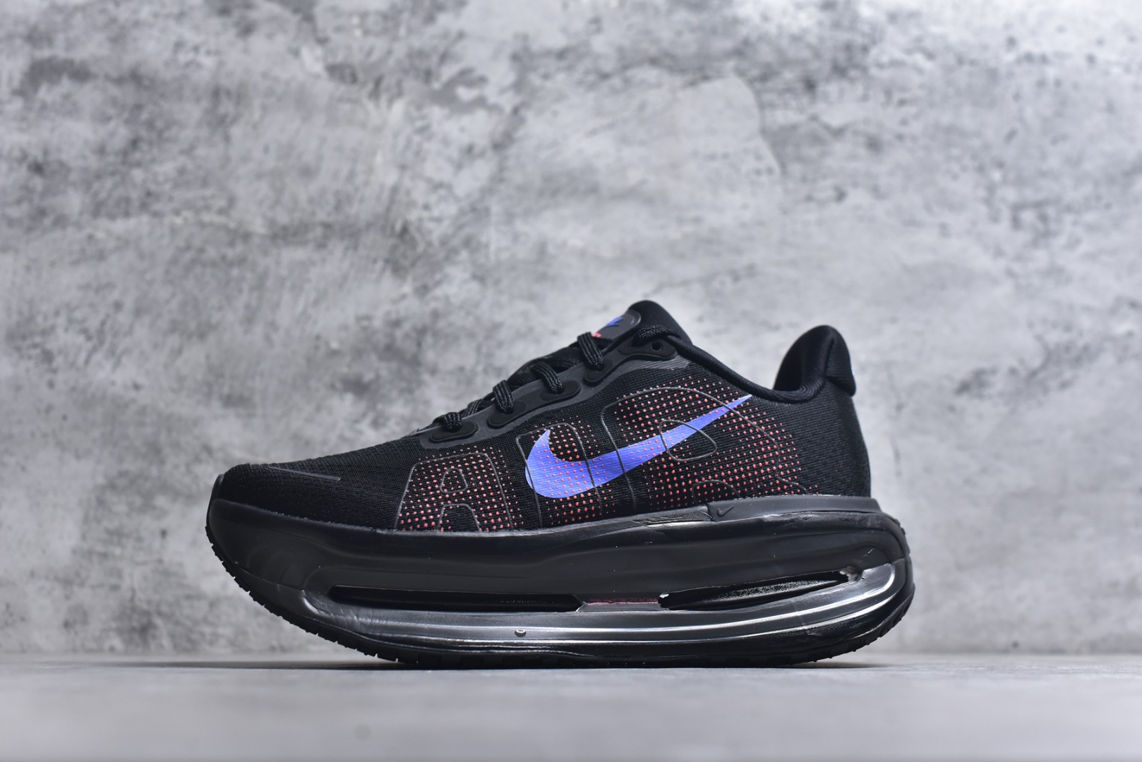 #NIKE VOMERO PREMIUM 全掌气垫缓震网面运动跑鞋 纯原生产线出品 市场目前最优品质 完美还原zp脚感 正确前后分离式两片纤维柱气垫 上下包裹超软弹泡棉 正确组合大底 区别市场通货 版型完美 鞋面材料同步原版1：1 全部原版开发校对 欢迎对比💪🏻 Nike 运用 Air技术专利，推出 Nike Pegasus Premium，沿用经典 Pegasus 系列产品深受跑者喜爱的缓震功能，并配置 Nike 首款可见式塑形 Air Zoom 气垫。 全掌可见的AirZoom首次在Pegasus系列中出现，模仿了Vaporfly的碳板曲线，增强了跑步时的流畅过渡。 货号：HM5973-001 尺码：36-46（半）-选品中心