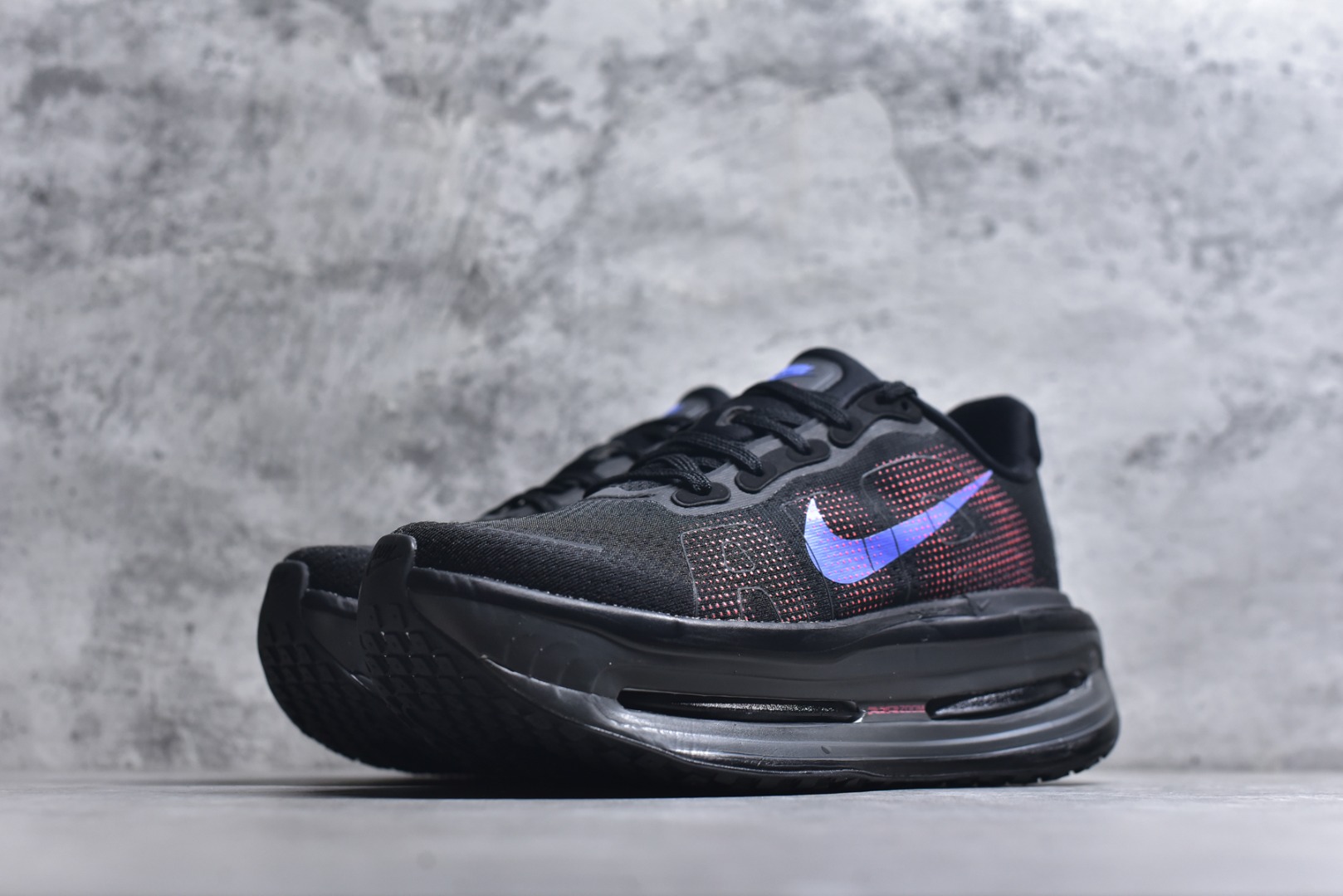 图片[2]-#NIKE VOMERO PREMIUM 全掌气垫缓震网面运动跑鞋 纯原生产线出品 市场目前最优品质 完美还原zp脚感 正确前后分离式两片纤维柱气垫 上下包裹超软弹泡棉 正确组合大底 区别市场通货 版型完美 鞋面材料同步原版1：1 全部原版开发校对 欢迎对比💪🏻 Nike 运用 Air技术专利，推出 Nike Pegasus Premium，沿用经典 Pegasus 系列产品深受跑者喜爱的缓震功能，并配置 Nike 首款可见式塑形 Air Zoom 气垫。 全掌可见的AirZoom首次在Pegasus系列中出现，模仿了Vaporfly的碳板曲线，增强了跑步时的流畅过渡。 货号：HM5973-001 尺码：36-46（半）-选品中心