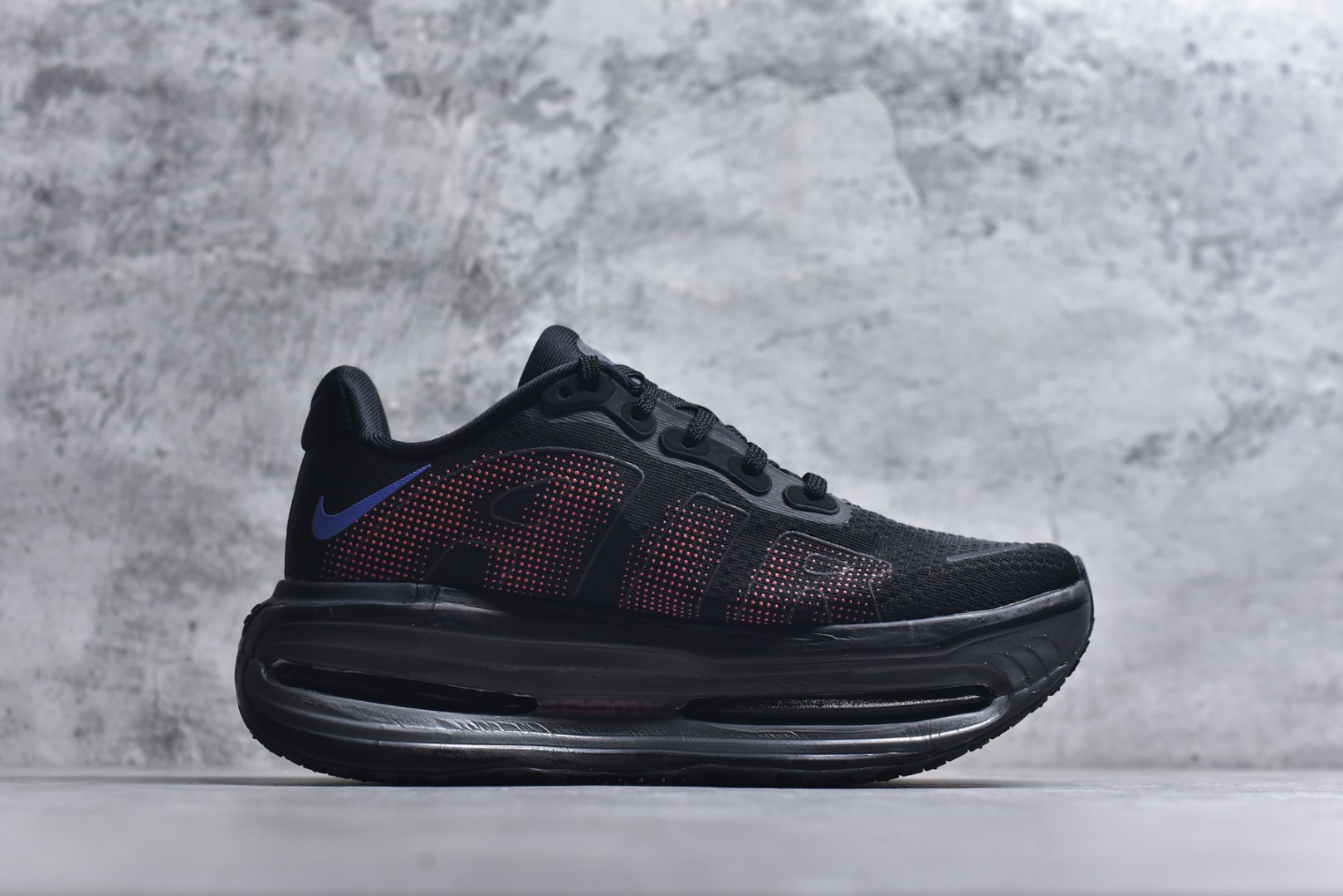 图片[3]-#NIKE VOMERO PREMIUM 全掌气垫缓震网面运动跑鞋 纯原生产线出品 市场目前最优品质 完美还原zp脚感 正确前后分离式两片纤维柱气垫 上下包裹超软弹泡棉 正确组合大底 区别市场通货 版型完美 鞋面材料同步原版1：1 全部原版开发校对 欢迎对比💪🏻 Nike 运用 Air技术专利，推出 Nike Pegasus Premium，沿用经典 Pegasus 系列产品深受跑者喜爱的缓震功能，并配置 Nike 首款可见式塑形 Air Zoom 气垫。 全掌可见的AirZoom首次在Pegasus系列中出现，模仿了Vaporfly的碳板曲线，增强了跑步时的流畅过渡。 货号：HM5973-001 尺码：36-46（半）-选品中心