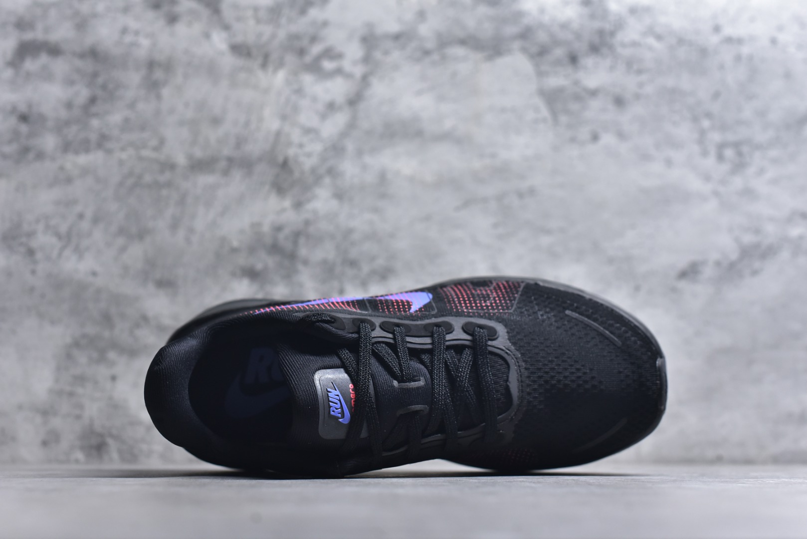 图片[4]-#NIKE VOMERO PREMIUM 全掌气垫缓震网面运动跑鞋 纯原生产线出品 市场目前最优品质 完美还原zp脚感 正确前后分离式两片纤维柱气垫 上下包裹超软弹泡棉 正确组合大底 区别市场通货 版型完美 鞋面材料同步原版1：1 全部原版开发校对 欢迎对比💪🏻 Nike 运用 Air技术专利，推出 Nike Pegasus Premium，沿用经典 Pegasus 系列产品深受跑者喜爱的缓震功能，并配置 Nike 首款可见式塑形 Air Zoom 气垫。 全掌可见的AirZoom首次在Pegasus系列中出现，模仿了Vaporfly的碳板曲线，增强了跑步时的流畅过渡。 货号：HM5973-001 尺码：36-46（半）-选品中心