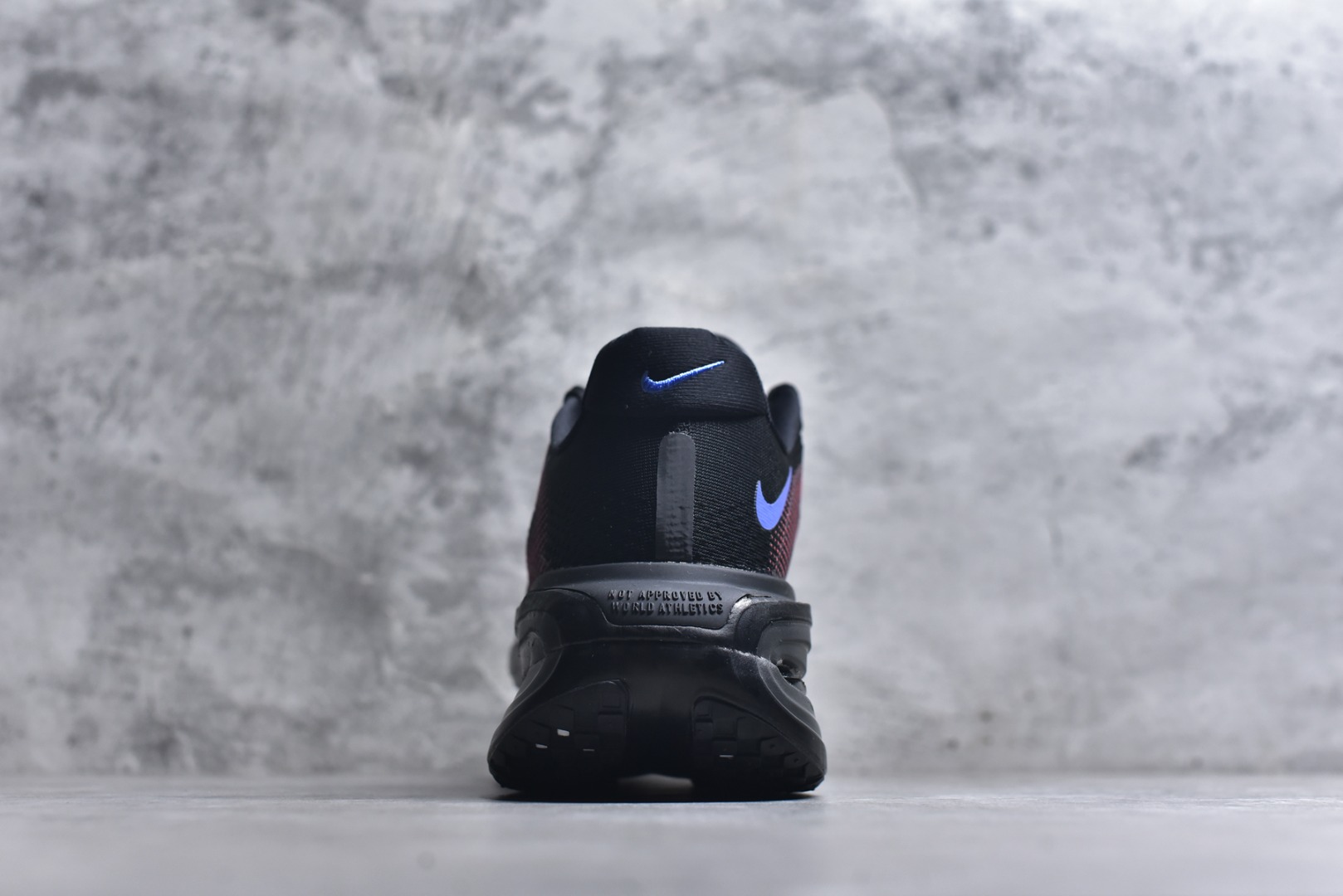 图片[5]-#NIKE VOMERO PREMIUM 全掌气垫缓震网面运动跑鞋 纯原生产线出品 市场目前最优品质 完美还原zp脚感 正确前后分离式两片纤维柱气垫 上下包裹超软弹泡棉 正确组合大底 区别市场通货 版型完美 鞋面材料同步原版1：1 全部原版开发校对 欢迎对比💪🏻 Nike 运用 Air技术专利，推出 Nike Pegasus Premium，沿用经典 Pegasus 系列产品深受跑者喜爱的缓震功能，并配置 Nike 首款可见式塑形 Air Zoom 气垫。 全掌可见的AirZoom首次在Pegasus系列中出现，模仿了Vaporfly的碳板曲线，增强了跑步时的流畅过渡。 货号：HM5973-001 尺码：36-46（半）-选品中心