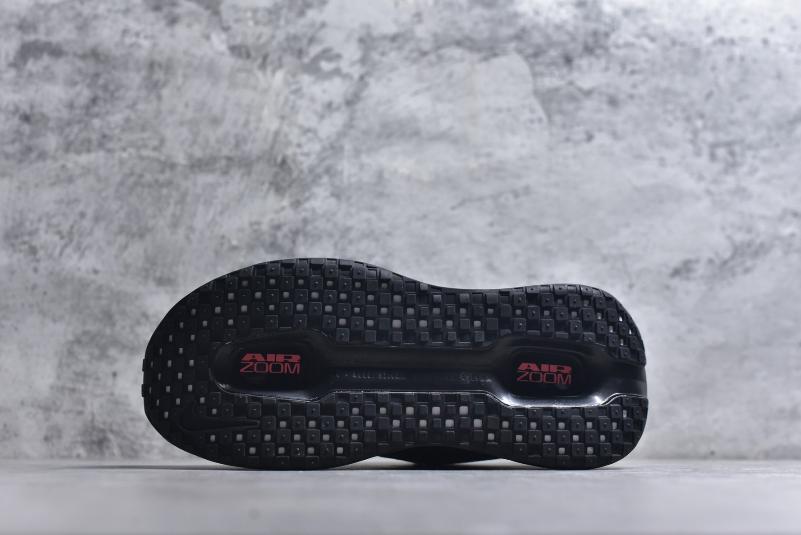 图片[6]-#NIKE VOMERO PREMIUM 全掌气垫缓震网面运动跑鞋 纯原生产线出品 市场目前最优品质 完美还原zp脚感 正确前后分离式两片纤维柱气垫 上下包裹超软弹泡棉 正确组合大底 区别市场通货 版型完美 鞋面材料同步原版1：1 全部原版开发校对 欢迎对比💪🏻 Nike 运用 Air技术专利，推出 Nike Pegasus Premium，沿用经典 Pegasus 系列产品深受跑者喜爱的缓震功能，并配置 Nike 首款可见式塑形 Air Zoom 气垫。 全掌可见的AirZoom首次在Pegasus系列中出现，模仿了Vaporfly的碳板曲线，增强了跑步时的流畅过渡。 货号：HM5973-001 尺码：36-46（半）-选品中心