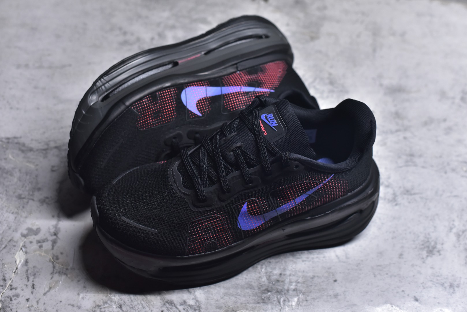 图片[7]-#NIKE VOMERO PREMIUM 全掌气垫缓震网面运动跑鞋 纯原生产线出品 市场目前最优品质 完美还原zp脚感 正确前后分离式两片纤维柱气垫 上下包裹超软弹泡棉 正确组合大底 区别市场通货 版型完美 鞋面材料同步原版1：1 全部原版开发校对 欢迎对比💪🏻 Nike 运用 Air技术专利，推出 Nike Pegasus Premium，沿用经典 Pegasus 系列产品深受跑者喜爱的缓震功能，并配置 Nike 首款可见式塑形 Air Zoom 气垫。 全掌可见的AirZoom首次在Pegasus系列中出现，模仿了Vaporfly的碳板曲线，增强了跑步时的流畅过渡。 货号：HM5973-001 尺码：36-46（半）-选品中心