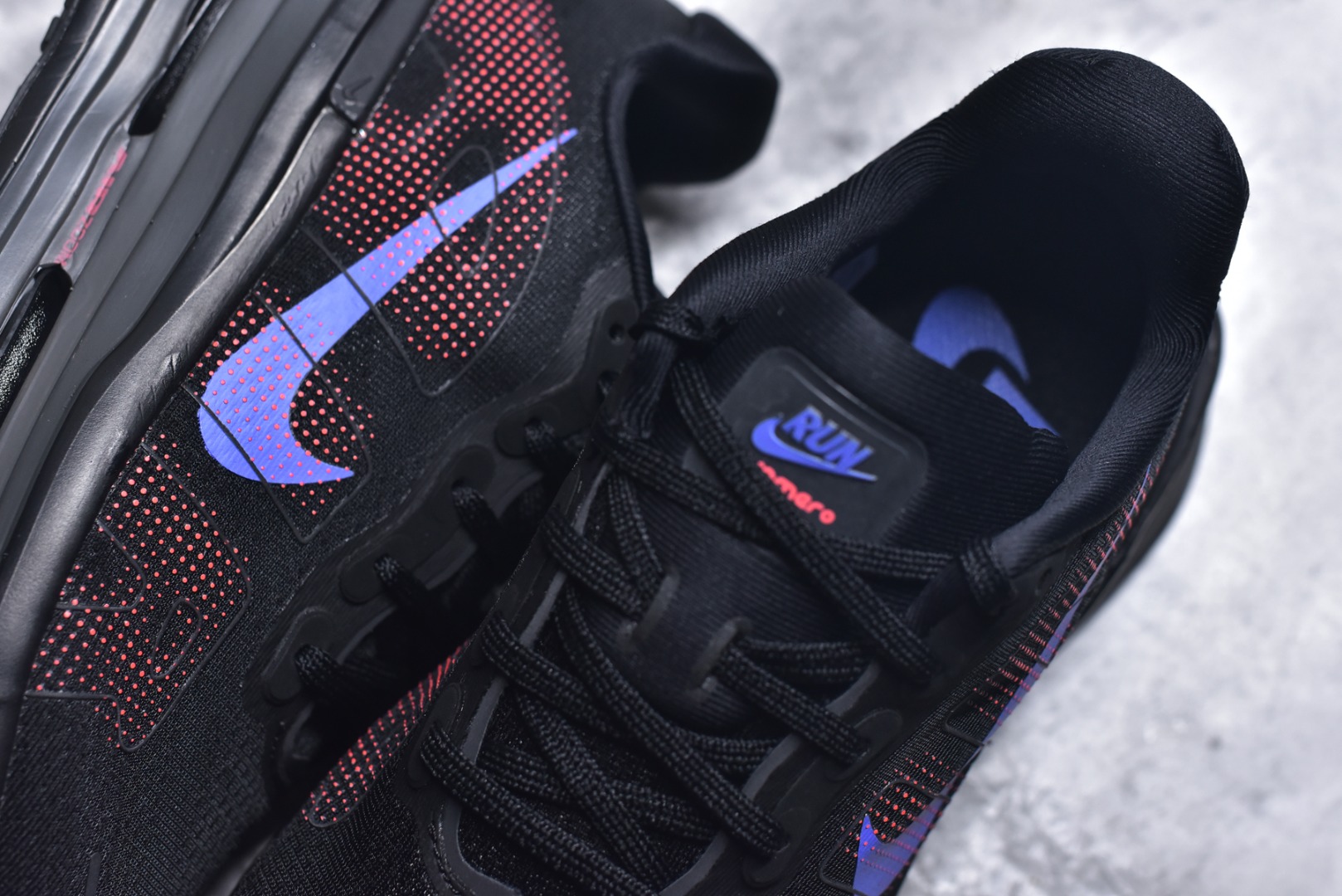 图片[9]-#NIKE VOMERO PREMIUM 全掌气垫缓震网面运动跑鞋 纯原生产线出品 市场目前最优品质 完美还原zp脚感 正确前后分离式两片纤维柱气垫 上下包裹超软弹泡棉 正确组合大底 区别市场通货 版型完美 鞋面材料同步原版1：1 全部原版开发校对 欢迎对比💪🏻 Nike 运用 Air技术专利，推出 Nike Pegasus Premium，沿用经典 Pegasus 系列产品深受跑者喜爱的缓震功能，并配置 Nike 首款可见式塑形 Air Zoom 气垫。 全掌可见的AirZoom首次在Pegasus系列中出现，模仿了Vaporfly的碳板曲线，增强了跑步时的流畅过渡。 货号：HM5973-001 尺码：36-46（半）-选品中心