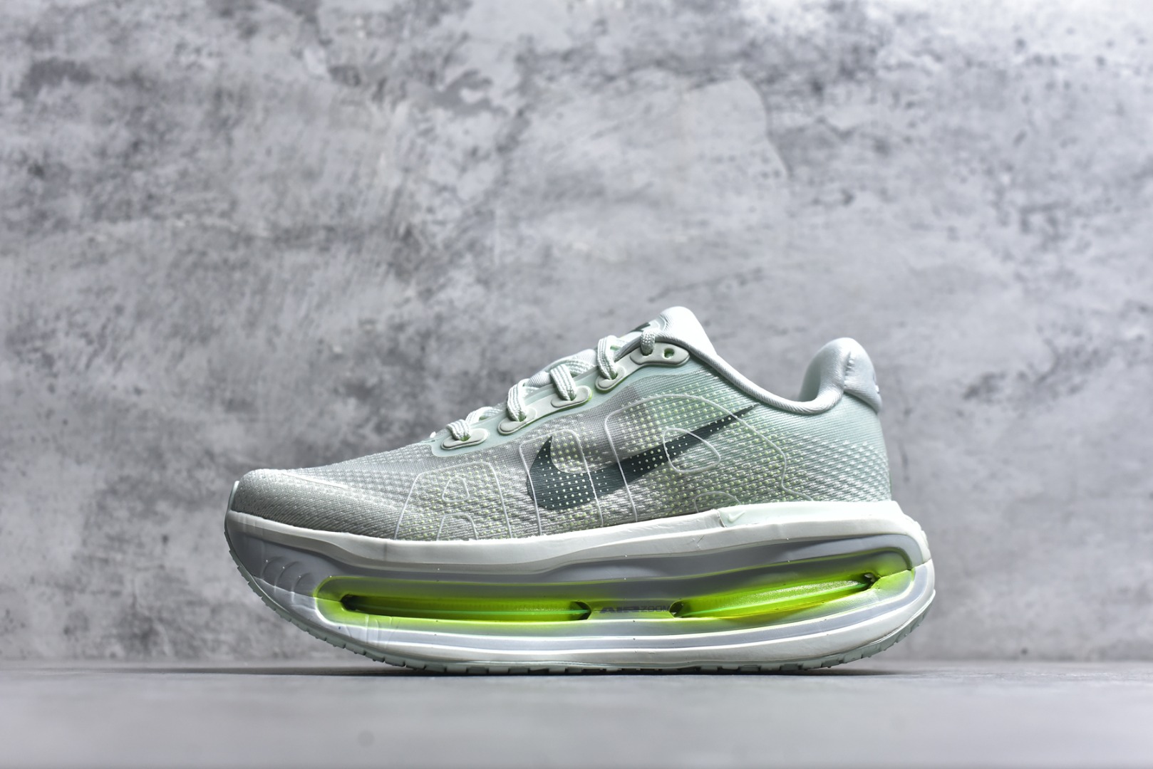 #NIKE VOMERO PREMIUM 全掌气垫缓震网面运动跑鞋 纯原生产线出品 市场目前最优品质 完美还原zp脚感 正确前后分离式两片纤维柱气垫 上下包裹超软弹泡棉 正确组合大底 区别市场通货 版型完美 鞋面材料同步原版1：1 全部原版开发校对 欢迎对比💪🏻 Nike 运用 Air技术专利，推出 Nike Pegasus Premium，沿用经典 Pegasus 系列产品深受跑者喜爱的缓震功能，并配置 Nike 首款可见式塑形 Air Zoom 气垫。 全掌可见的AirZoom首次在Pegasus系列中出现，模仿了Vaporfly的碳板曲线，增强了跑步时的流畅过渡。 货号：HQ2050-300 尺码：36-46（半）-选品中心