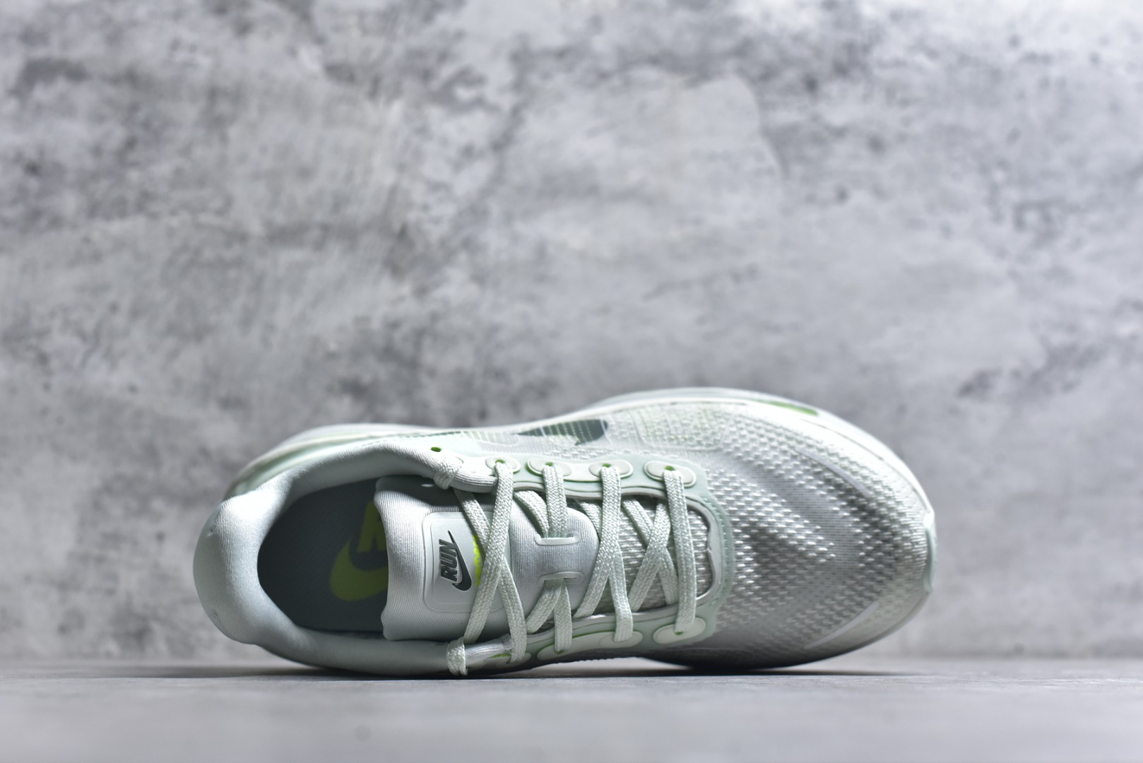 图片[4]-#NIKE VOMERO PREMIUM 全掌气垫缓震网面运动跑鞋 纯原生产线出品 市场目前最优品质 完美还原zp脚感 正确前后分离式两片纤维柱气垫 上下包裹超软弹泡棉 正确组合大底 区别市场通货 版型完美 鞋面材料同步原版1：1 全部原版开发校对 欢迎对比💪🏻 Nike 运用 Air技术专利，推出 Nike Pegasus Premium，沿用经典 Pegasus 系列产品深受跑者喜爱的缓震功能，并配置 Nike 首款可见式塑形 Air Zoom 气垫。 全掌可见的AirZoom首次在Pegasus系列中出现，模仿了Vaporfly的碳板曲线，增强了跑步时的流畅过渡。 货号：HQ2050-300 尺码：36-46（半）-选品中心