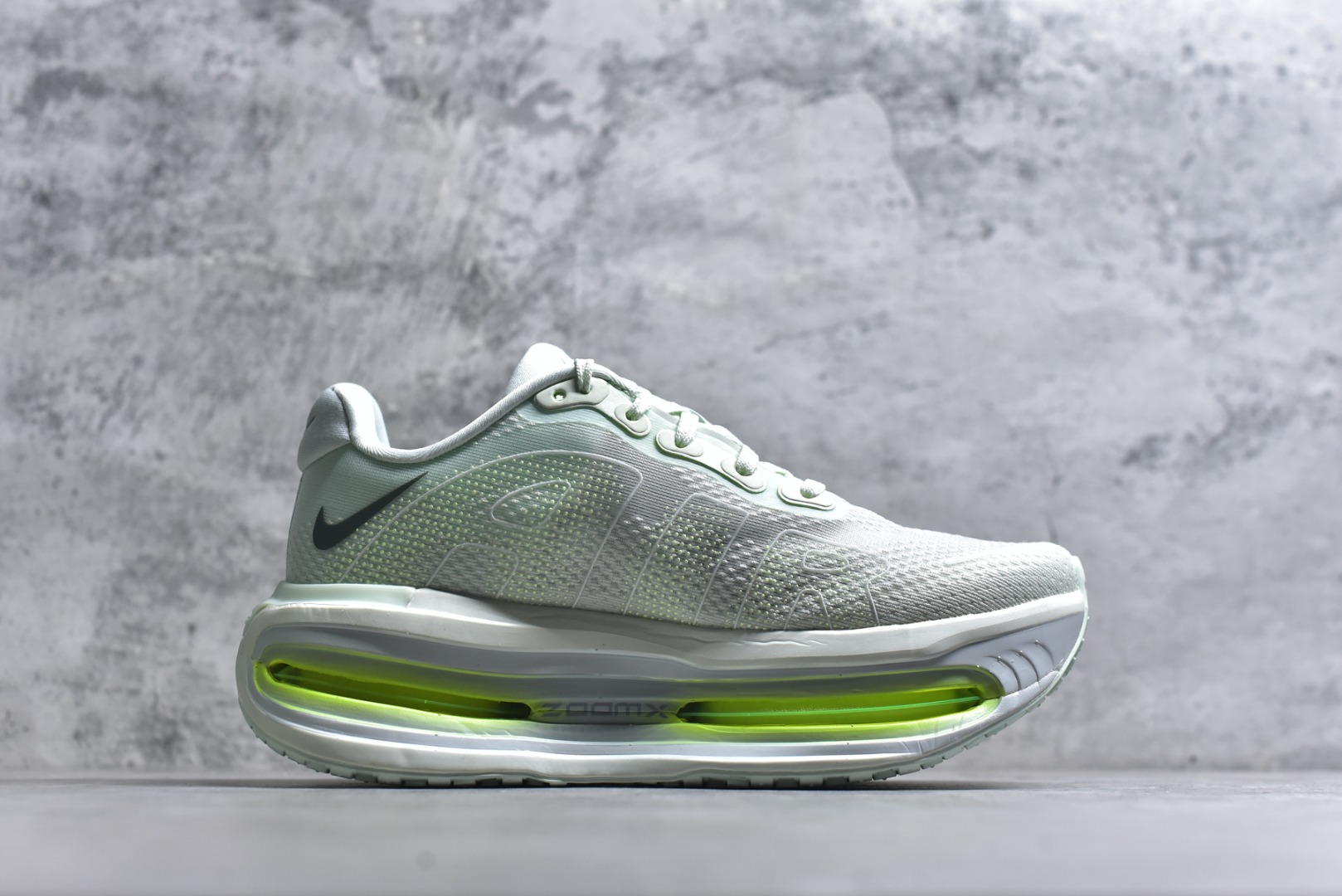 图片[3]-#NIKE VOMERO PREMIUM 全掌气垫缓震网面运动跑鞋 纯原生产线出品 市场目前最优品质 完美还原zp脚感 正确前后分离式两片纤维柱气垫 上下包裹超软弹泡棉 正确组合大底 区别市场通货 版型完美 鞋面材料同步原版1：1 全部原版开发校对 欢迎对比💪🏻 Nike 运用 Air技术专利，推出 Nike Pegasus Premium，沿用经典 Pegasus 系列产品深受跑者喜爱的缓震功能，并配置 Nike 首款可见式塑形 Air Zoom 气垫。 全掌可见的AirZoom首次在Pegasus系列中出现，模仿了Vaporfly的碳板曲线，增强了跑步时的流畅过渡。 货号：HQ2050-300 尺码：36-46（半）-选品中心