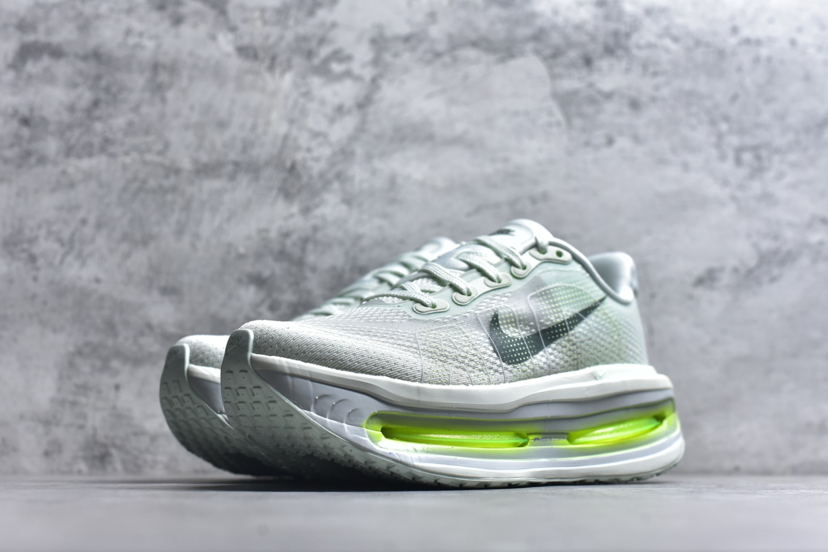 图片[2]-#NIKE VOMERO PREMIUM 全掌气垫缓震网面运动跑鞋 纯原生产线出品 市场目前最优品质 完美还原zp脚感 正确前后分离式两片纤维柱气垫 上下包裹超软弹泡棉 正确组合大底 区别市场通货 版型完美 鞋面材料同步原版1：1 全部原版开发校对 欢迎对比💪🏻 Nike 运用 Air技术专利，推出 Nike Pegasus Premium，沿用经典 Pegasus 系列产品深受跑者喜爱的缓震功能，并配置 Nike 首款可见式塑形 Air Zoom 气垫。 全掌可见的AirZoom首次在Pegasus系列中出现，模仿了Vaporfly的碳板曲线，增强了跑步时的流畅过渡。 货号：HQ2050-300 尺码：36-46（半）-选品中心