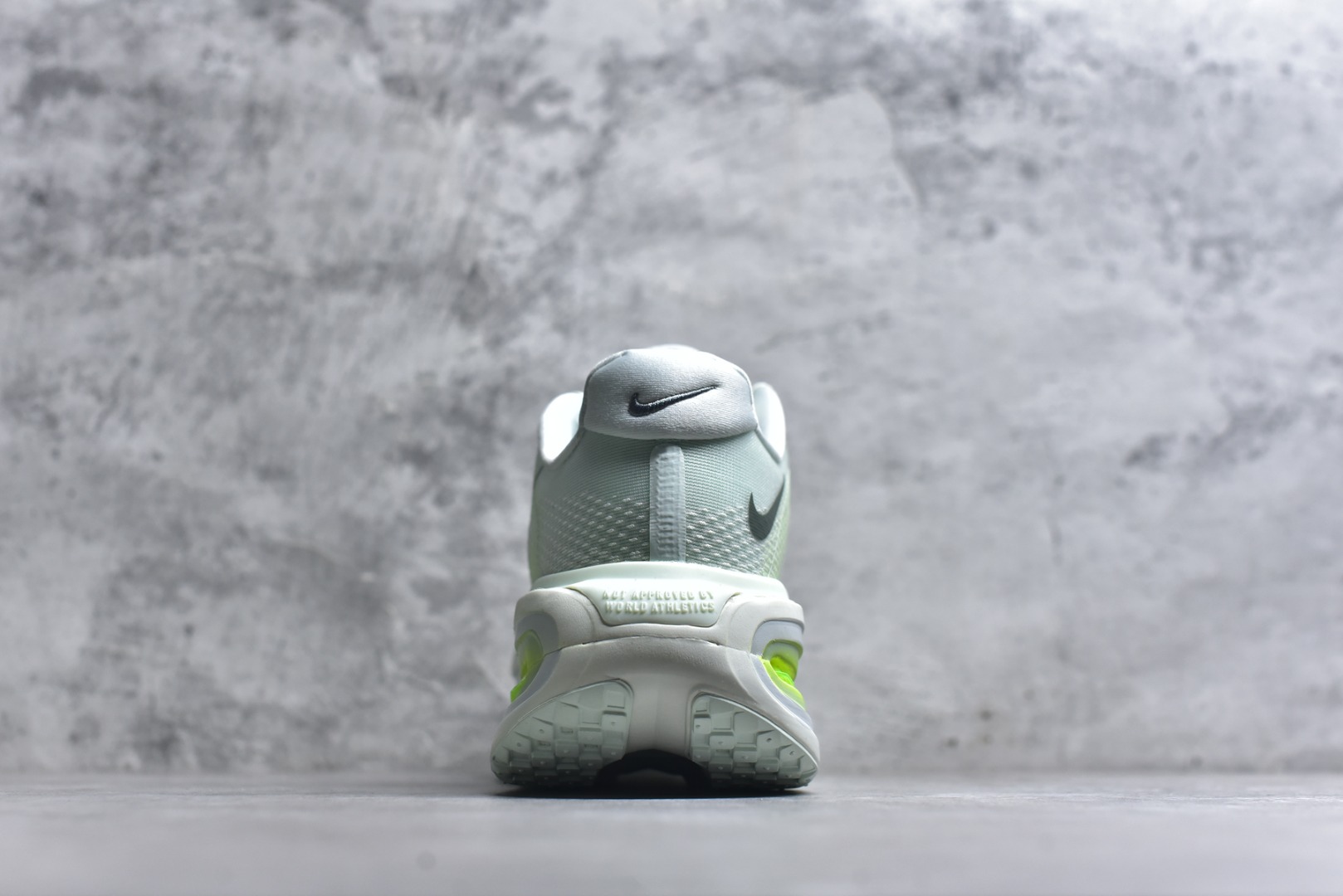 图片[5]-#NIKE VOMERO PREMIUM 全掌气垫缓震网面运动跑鞋 纯原生产线出品 市场目前最优品质 完美还原zp脚感 正确前后分离式两片纤维柱气垫 上下包裹超软弹泡棉 正确组合大底 区别市场通货 版型完美 鞋面材料同步原版1：1 全部原版开发校对 欢迎对比💪🏻 Nike 运用 Air技术专利，推出 Nike Pegasus Premium，沿用经典 Pegasus 系列产品深受跑者喜爱的缓震功能，并配置 Nike 首款可见式塑形 Air Zoom 气垫。 全掌可见的AirZoom首次在Pegasus系列中出现，模仿了Vaporfly的碳板曲线，增强了跑步时的流畅过渡。 货号：HQ2050-300 尺码：36-46（半）-选品中心