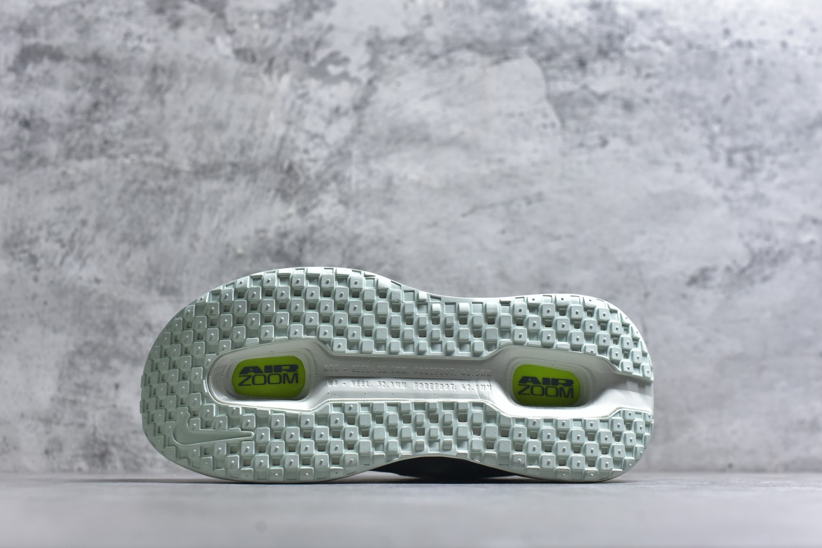 图片[6]-#NIKE VOMERO PREMIUM 全掌气垫缓震网面运动跑鞋 纯原生产线出品 市场目前最优品质 完美还原zp脚感 正确前后分离式两片纤维柱气垫 上下包裹超软弹泡棉 正确组合大底 区别市场通货 版型完美 鞋面材料同步原版1：1 全部原版开发校对 欢迎对比💪🏻 Nike 运用 Air技术专利，推出 Nike Pegasus Premium，沿用经典 Pegasus 系列产品深受跑者喜爱的缓震功能，并配置 Nike 首款可见式塑形 Air Zoom 气垫。 全掌可见的AirZoom首次在Pegasus系列中出现，模仿了Vaporfly的碳板曲线，增强了跑步时的流畅过渡。 货号：HQ2050-300 尺码：36-46（半）-选品中心