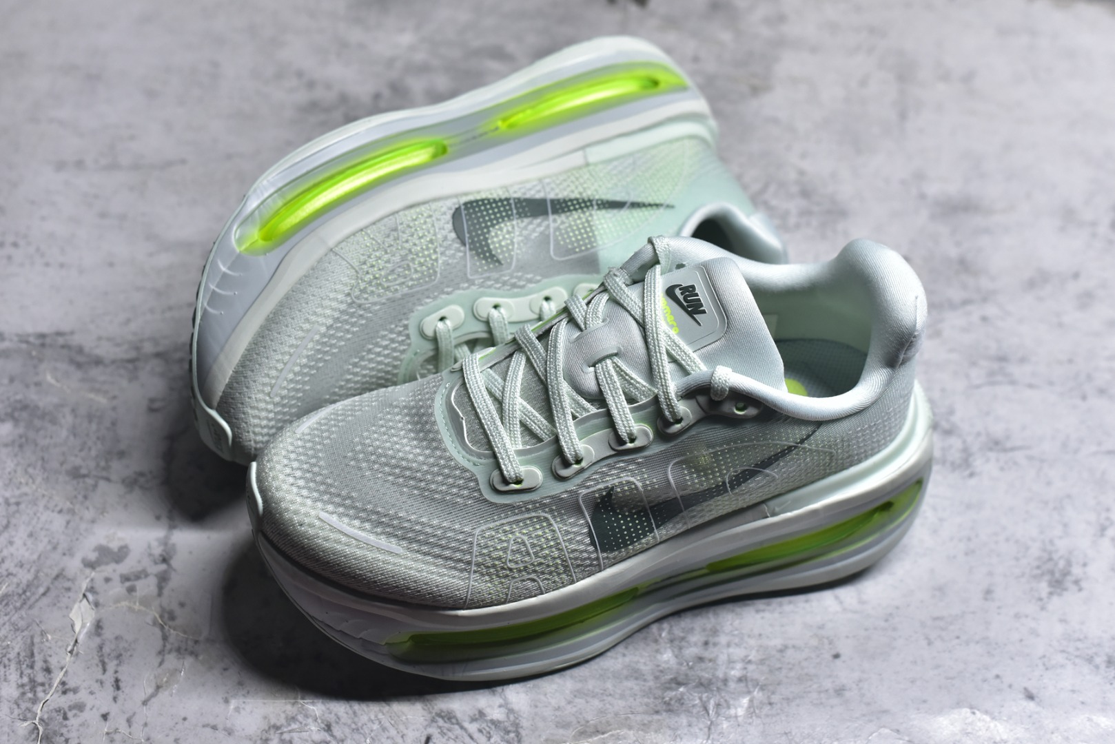 图片[7]-#NIKE VOMERO PREMIUM 全掌气垫缓震网面运动跑鞋 纯原生产线出品 市场目前最优品质 完美还原zp脚感 正确前后分离式两片纤维柱气垫 上下包裹超软弹泡棉 正确组合大底 区别市场通货 版型完美 鞋面材料同步原版1：1 全部原版开发校对 欢迎对比💪🏻 Nike 运用 Air技术专利，推出 Nike Pegasus Premium，沿用经典 Pegasus 系列产品深受跑者喜爱的缓震功能，并配置 Nike 首款可见式塑形 Air Zoom 气垫。 全掌可见的AirZoom首次在Pegasus系列中出现，模仿了Vaporfly的碳板曲线，增强了跑步时的流畅过渡。 货号：HQ2050-300 尺码：36-46（半）-选品中心