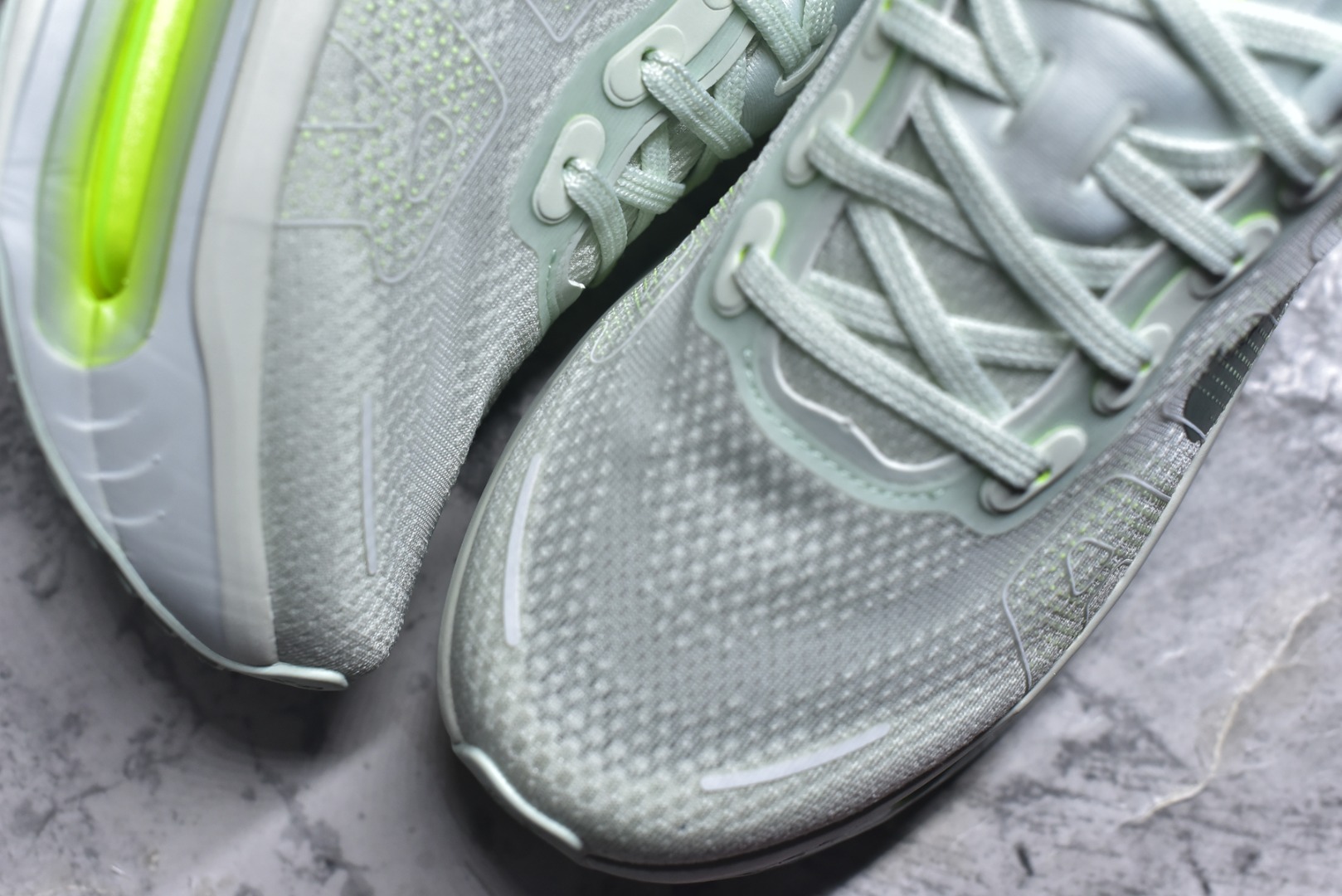 图片[8]-#NIKE VOMERO PREMIUM 全掌气垫缓震网面运动跑鞋 纯原生产线出品 市场目前最优品质 完美还原zp脚感 正确前后分离式两片纤维柱气垫 上下包裹超软弹泡棉 正确组合大底 区别市场通货 版型完美 鞋面材料同步原版1：1 全部原版开发校对 欢迎对比💪🏻 Nike 运用 Air技术专利，推出 Nike Pegasus Premium，沿用经典 Pegasus 系列产品深受跑者喜爱的缓震功能，并配置 Nike 首款可见式塑形 Air Zoom 气垫。 全掌可见的AirZoom首次在Pegasus系列中出现，模仿了Vaporfly的碳板曲线，增强了跑步时的流畅过渡。 货号：HQ2050-300 尺码：36-46（半）-选品中心