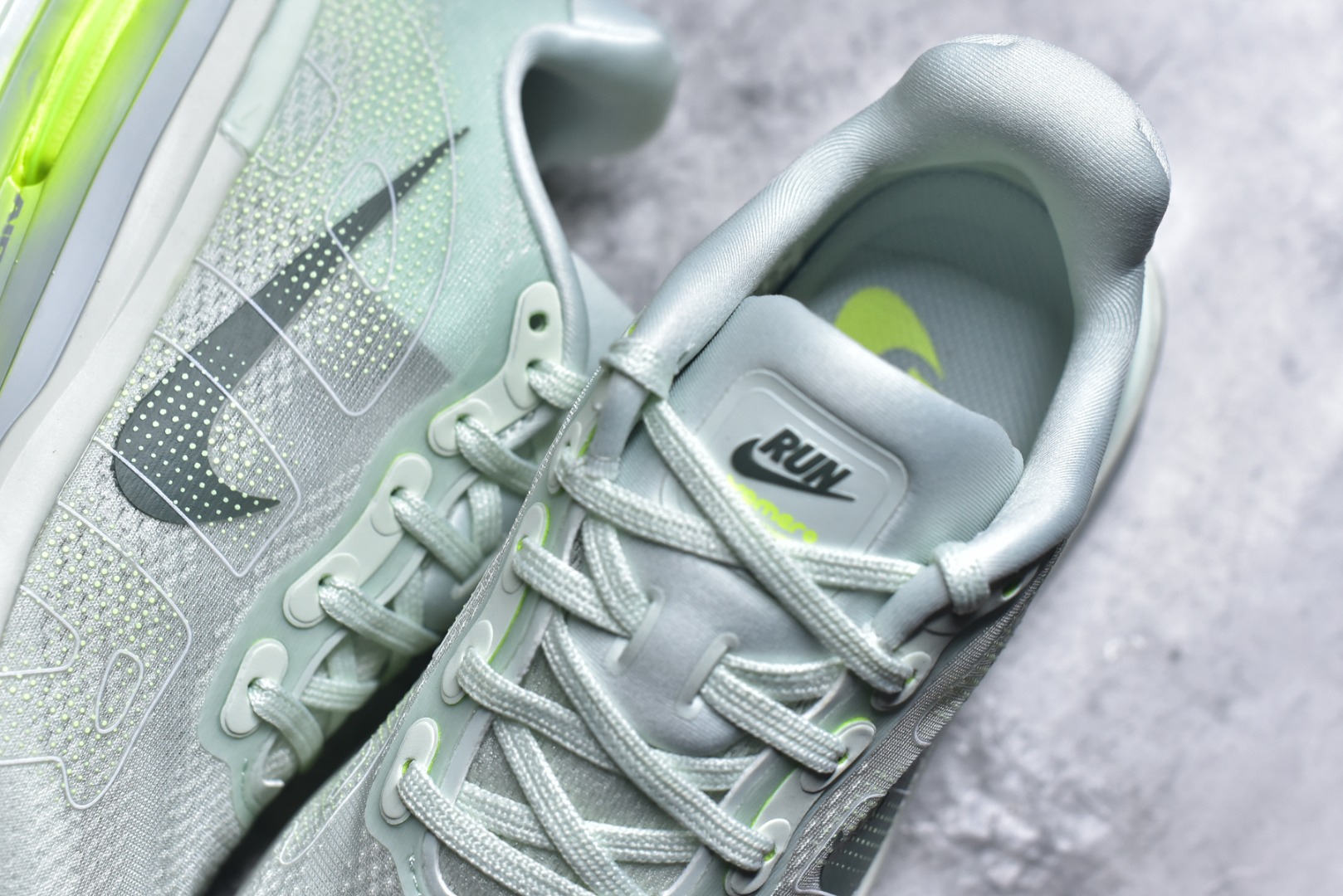 图片[9]-#NIKE VOMERO PREMIUM 全掌气垫缓震网面运动跑鞋 纯原生产线出品 市场目前最优品质 完美还原zp脚感 正确前后分离式两片纤维柱气垫 上下包裹超软弹泡棉 正确组合大底 区别市场通货 版型完美 鞋面材料同步原版1：1 全部原版开发校对 欢迎对比💪🏻 Nike 运用 Air技术专利，推出 Nike Pegasus Premium，沿用经典 Pegasus 系列产品深受跑者喜爱的缓震功能，并配置 Nike 首款可见式塑形 Air Zoom 气垫。 全掌可见的AirZoom首次在Pegasus系列中出现，模仿了Vaporfly的碳板曲线，增强了跑步时的流畅过渡。 货号：HQ2050-300 尺码：36-46（半）-选品中心