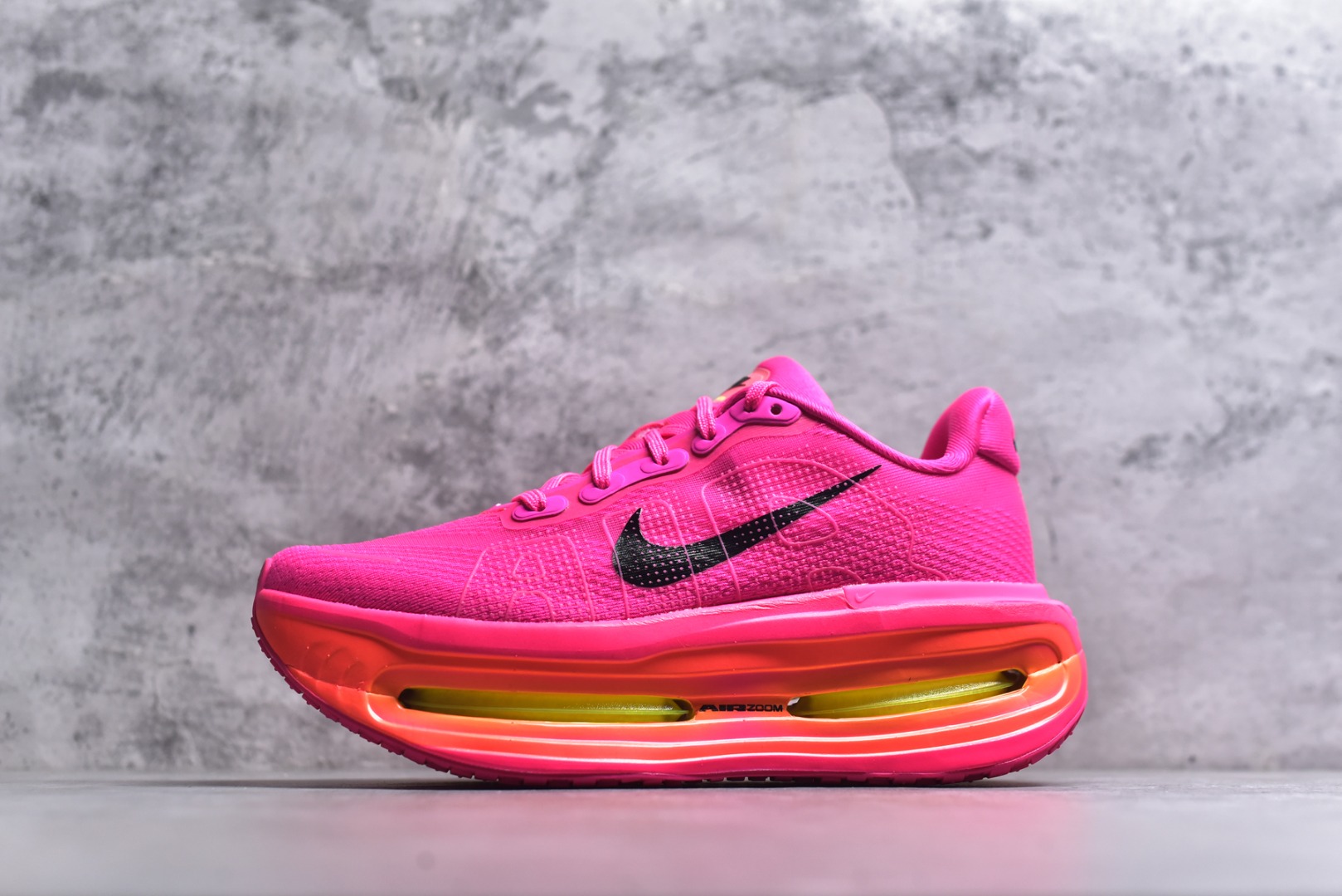 #NIKE VOMERO PREMIUM 全掌气垫缓震网面运动跑鞋 纯原生产线出品 市场目前最优品质 完美还原zp脚感 正确前后分离式两片纤维柱气垫 上下包裹超软弹泡棉 正确组合大底 区别市场通货 版型完美 鞋面材料同步原版1：1 全部原版开发校对 欢迎对比💪🏻 Nike 运用 Air技术专利，推出 Nike Pegasus Premium，沿用经典 Pegasus 系列产品深受跑者喜爱的缓震功能，并配置 Nike 首款可见式塑形 Air Zoom 气垫。 全掌可见的AirZoom首次在Pegasus系列中出现，模仿了Vaporfly的碳板曲线，增强了跑步时的流畅过渡。 货号：HM5973-603 尺码：36-46（半）-选品中心