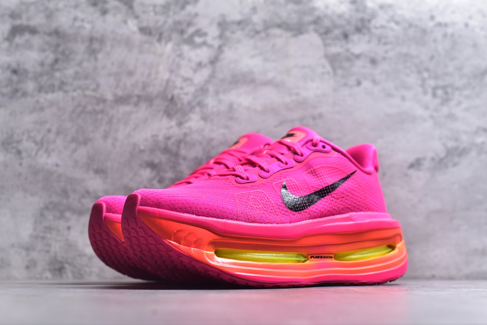 图片[2]-#NIKE VOMERO PREMIUM 全掌气垫缓震网面运动跑鞋 纯原生产线出品 市场目前最优品质 完美还原zp脚感 正确前后分离式两片纤维柱气垫 上下包裹超软弹泡棉 正确组合大底 区别市场通货 版型完美 鞋面材料同步原版1：1 全部原版开发校对 欢迎对比💪🏻 Nike 运用 Air技术专利，推出 Nike Pegasus Premium，沿用经典 Pegasus 系列产品深受跑者喜爱的缓震功能，并配置 Nike 首款可见式塑形 Air Zoom 气垫。 全掌可见的AirZoom首次在Pegasus系列中出现，模仿了Vaporfly的碳板曲线，增强了跑步时的流畅过渡。 货号：HM5973-603 尺码：36-46（半）-选品中心