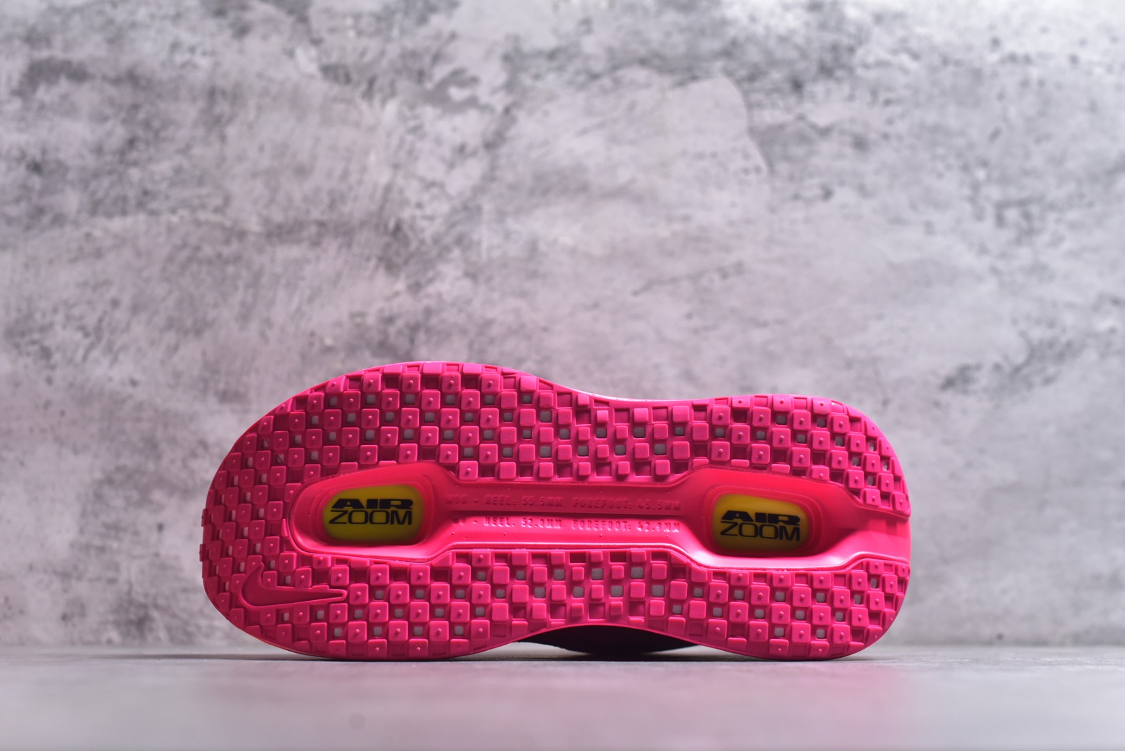 图片[6]-#NIKE VOMERO PREMIUM 全掌气垫缓震网面运动跑鞋 纯原生产线出品 市场目前最优品质 完美还原zp脚感 正确前后分离式两片纤维柱气垫 上下包裹超软弹泡棉 正确组合大底 区别市场通货 版型完美 鞋面材料同步原版1：1 全部原版开发校对 欢迎对比💪🏻 Nike 运用 Air技术专利，推出 Nike Pegasus Premium，沿用经典 Pegasus 系列产品深受跑者喜爱的缓震功能，并配置 Nike 首款可见式塑形 Air Zoom 气垫。 全掌可见的AirZoom首次在Pegasus系列中出现，模仿了Vaporfly的碳板曲线，增强了跑步时的流畅过渡。 货号：HM5973-603 尺码：36-46（半）-选品中心