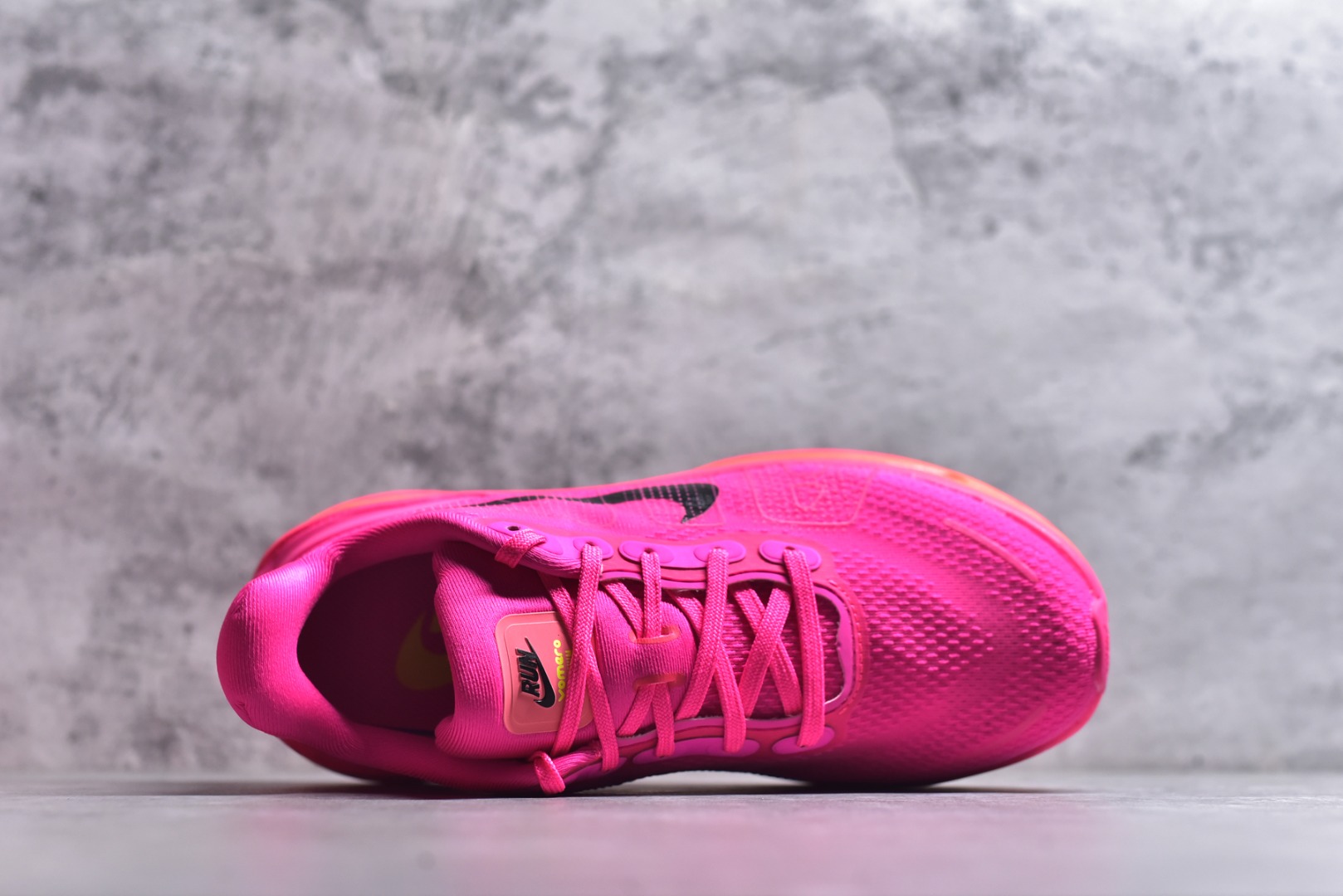 图片[4]-#NIKE VOMERO PREMIUM 全掌气垫缓震网面运动跑鞋 纯原生产线出品 市场目前最优品质 完美还原zp脚感 正确前后分离式两片纤维柱气垫 上下包裹超软弹泡棉 正确组合大底 区别市场通货 版型完美 鞋面材料同步原版1：1 全部原版开发校对 欢迎对比💪🏻 Nike 运用 Air技术专利，推出 Nike Pegasus Premium，沿用经典 Pegasus 系列产品深受跑者喜爱的缓震功能，并配置 Nike 首款可见式塑形 Air Zoom 气垫。 全掌可见的AirZoom首次在Pegasus系列中出现，模仿了Vaporfly的碳板曲线，增强了跑步时的流畅过渡。 货号：HM5973-603 尺码：36-46（半）-选品中心