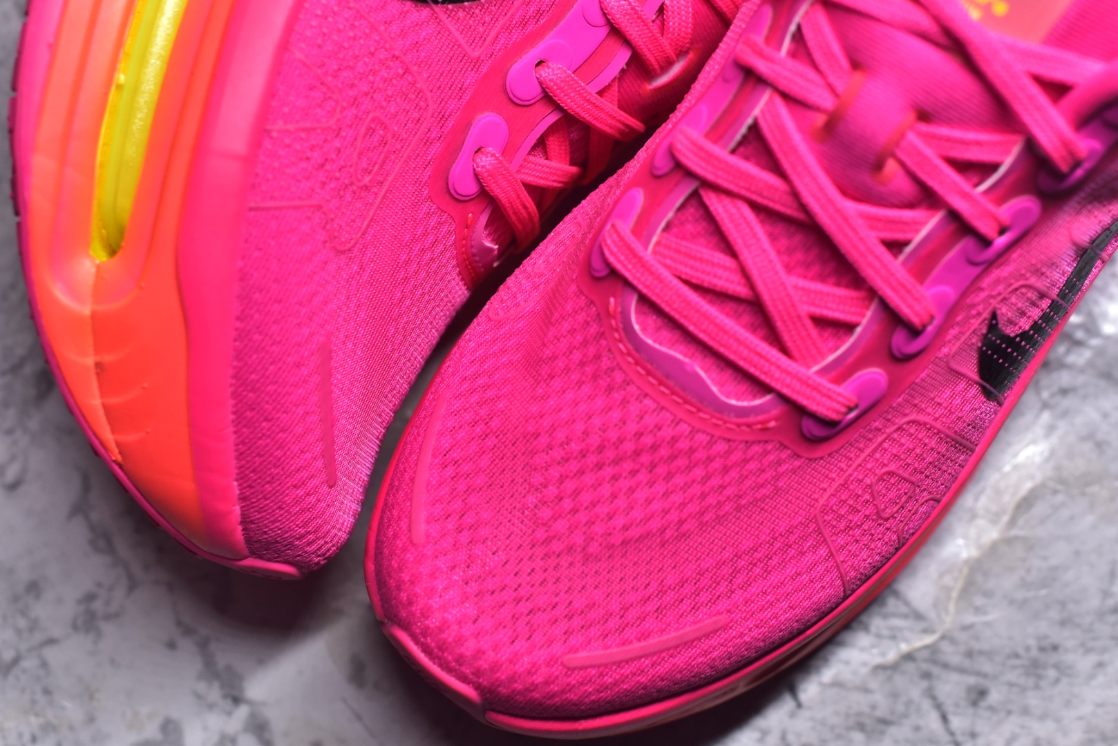 图片[8]-#NIKE VOMERO PREMIUM 全掌气垫缓震网面运动跑鞋 纯原生产线出品 市场目前最优品质 完美还原zp脚感 正确前后分离式两片纤维柱气垫 上下包裹超软弹泡棉 正确组合大底 区别市场通货 版型完美 鞋面材料同步原版1：1 全部原版开发校对 欢迎对比💪🏻 Nike 运用 Air技术专利，推出 Nike Pegasus Premium，沿用经典 Pegasus 系列产品深受跑者喜爱的缓震功能，并配置 Nike 首款可见式塑形 Air Zoom 气垫。 全掌可见的AirZoom首次在Pegasus系列中出现，模仿了Vaporfly的碳板曲线，增强了跑步时的流畅过渡。 货号：HM5973-603 尺码：36-46（半）-选品中心