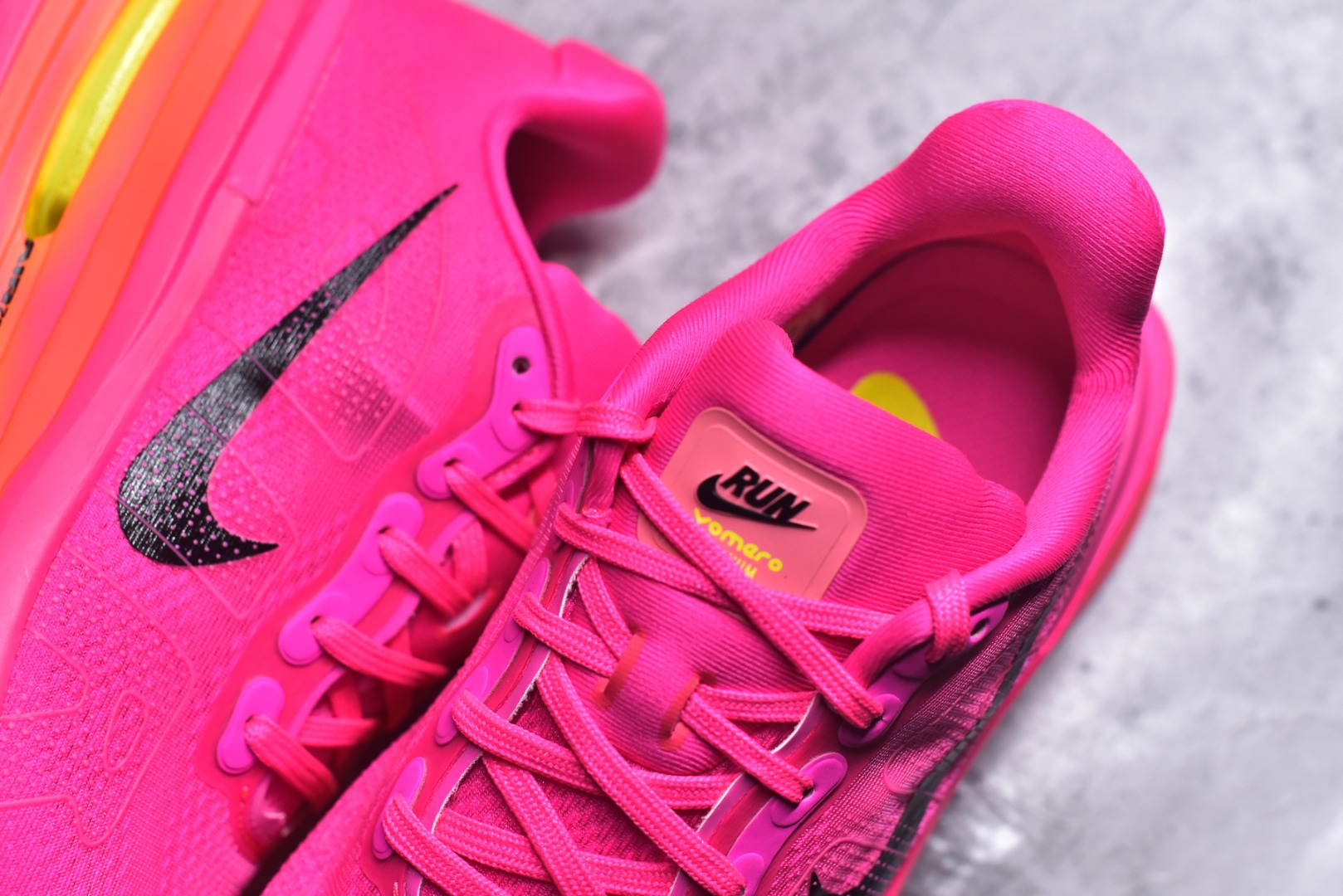 图片[9]-#NIKE VOMERO PREMIUM 全掌气垫缓震网面运动跑鞋 纯原生产线出品 市场目前最优品质 完美还原zp脚感 正确前后分离式两片纤维柱气垫 上下包裹超软弹泡棉 正确组合大底 区别市场通货 版型完美 鞋面材料同步原版1：1 全部原版开发校对 欢迎对比💪🏻 Nike 运用 Air技术专利，推出 Nike Pegasus Premium，沿用经典 Pegasus 系列产品深受跑者喜爱的缓震功能，并配置 Nike 首款可见式塑形 Air Zoom 气垫。 全掌可见的AirZoom首次在Pegasus系列中出现，模仿了Vaporfly的碳板曲线，增强了跑步时的流畅过渡。 货号：HM5973-603 尺码：36-46（半）-选品中心