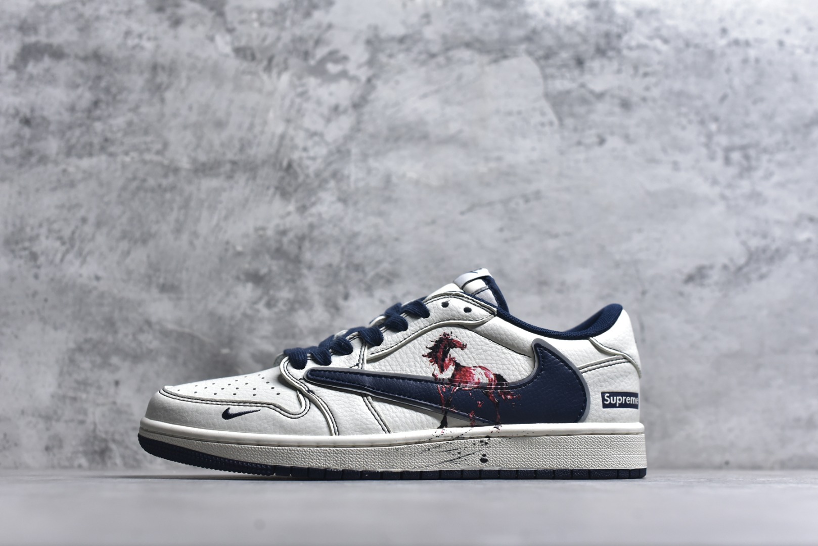 #Air Jordan 1 马年定制款 经典AJ1低帮鞋型打底，糅合Supreme潮牌标识瞬间拉满潮流辨识度！鞋身定制泼墨纹理搭配神兽涂鸦，立体潮玩挂件更添个性巧思，专属打造独一无二手感。头层牛皮材质兼顾脚感与质感，小众定制款拒绝撞款，不管是收藏还是出街穿搭，都是潮人吸睛的硬核利器！ 货号：FF2026-001 尺码：36 36.5 37.5 38 38.5 39 40 40.5 41 42 42.5 43 44 44.5 45-选品中心