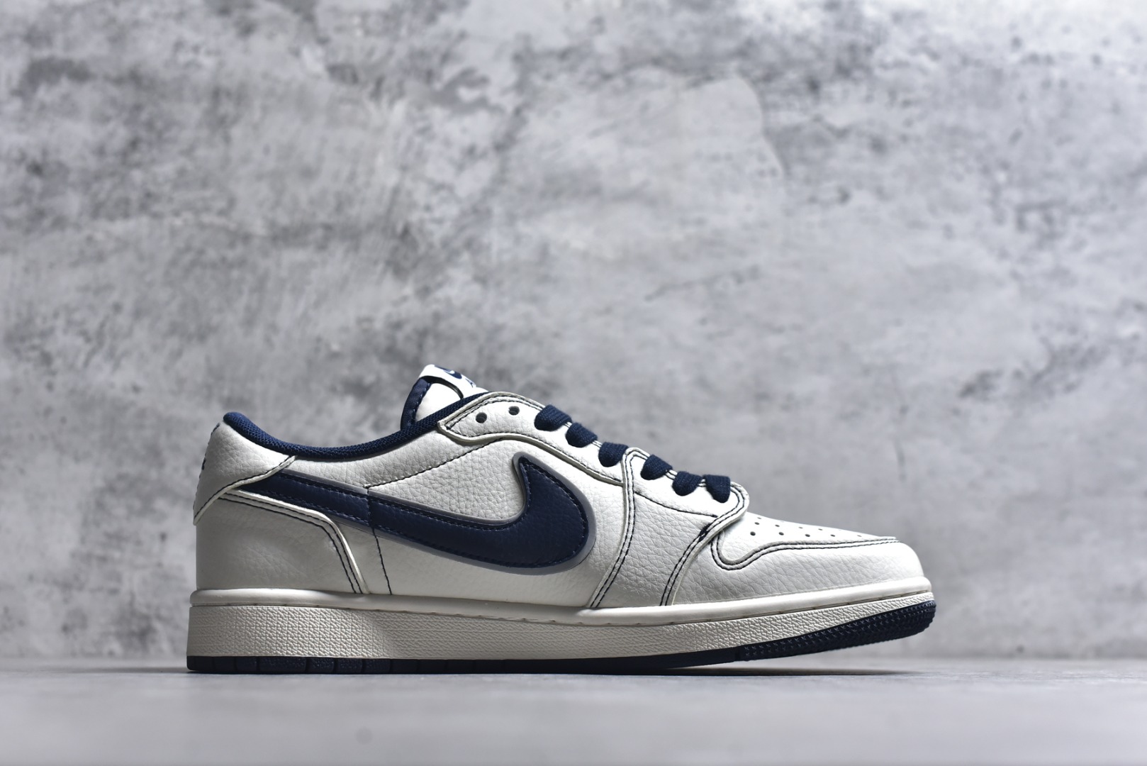 图片[3]-#Air Jordan 1 马年定制款 经典AJ1低帮鞋型打底，糅合Supreme潮牌标识瞬间拉满潮流辨识度！鞋身定制泼墨纹理搭配神兽涂鸦，立体潮玩挂件更添个性巧思，专属打造独一无二手感。头层牛皮材质兼顾脚感与质感，小众定制款拒绝撞款，不管是收藏还是出街穿搭，都是潮人吸睛的硬核利器！ 货号：FF2026-001 尺码：36 36.5 37.5 38 38.5 39 40 40.5 41 42 42.5 43 44 44.5 45-选品中心