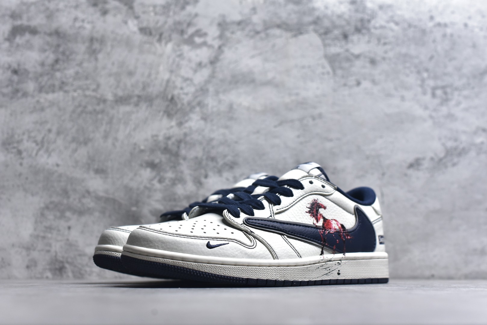 图片[2]-#Air Jordan 1 马年定制款 经典AJ1低帮鞋型打底，糅合Supreme潮牌标识瞬间拉满潮流辨识度！鞋身定制泼墨纹理搭配神兽涂鸦，立体潮玩挂件更添个性巧思，专属打造独一无二手感。头层牛皮材质兼顾脚感与质感，小众定制款拒绝撞款，不管是收藏还是出街穿搭，都是潮人吸睛的硬核利器！ 货号：FF2026-001 尺码：36 36.5 37.5 38 38.5 39 40 40.5 41 42 42.5 43 44 44.5 45-选品中心