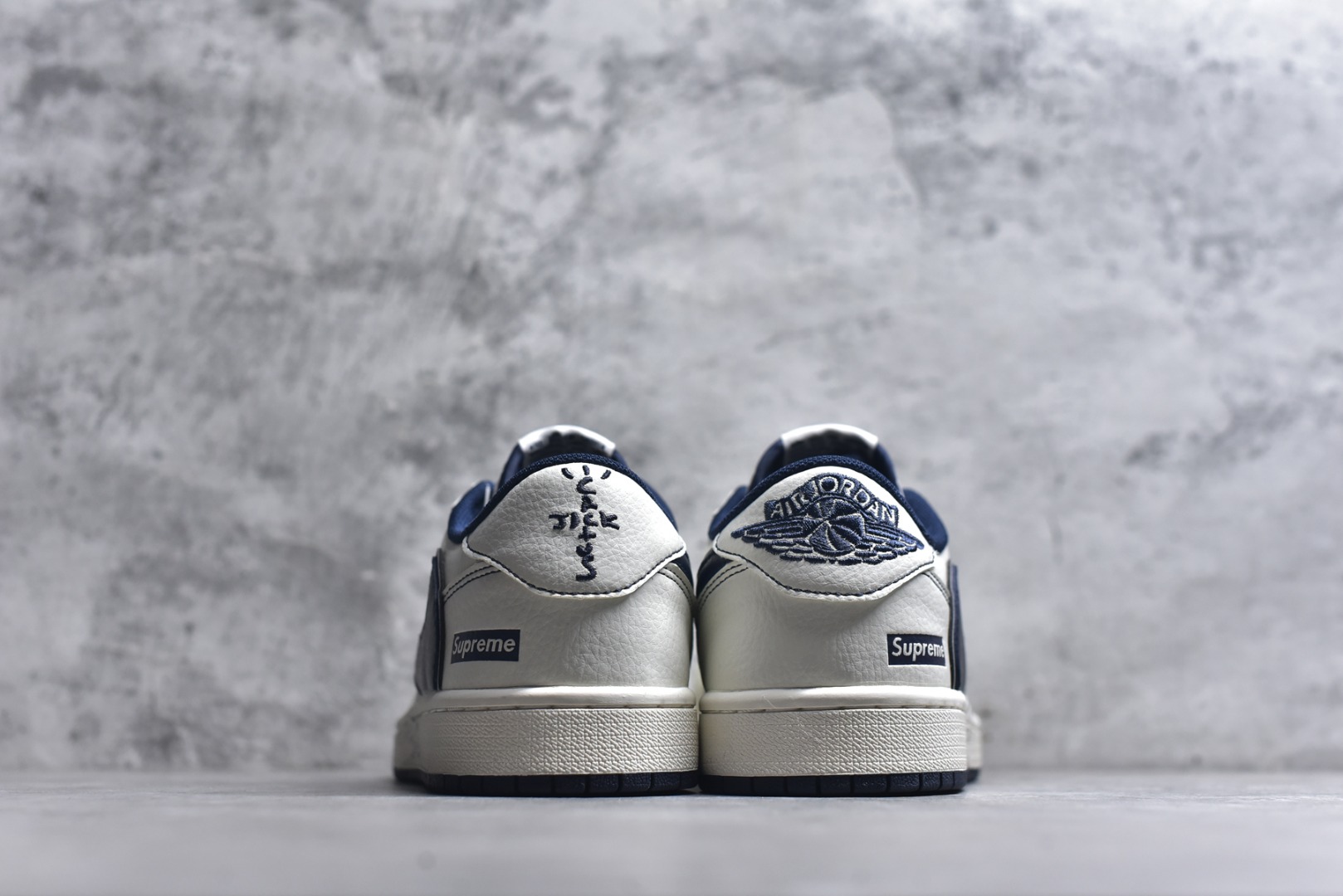 图片[5]-#Air Jordan 1 马年定制款 经典AJ1低帮鞋型打底，糅合Supreme潮牌标识瞬间拉满潮流辨识度！鞋身定制泼墨纹理搭配神兽涂鸦，立体潮玩挂件更添个性巧思，专属打造独一无二手感。头层牛皮材质兼顾脚感与质感，小众定制款拒绝撞款，不管是收藏还是出街穿搭，都是潮人吸睛的硬核利器！ 货号：FF2026-001 尺码：36 36.5 37.5 38 38.5 39 40 40.5 41 42 42.5 43 44 44.5 45-选品中心