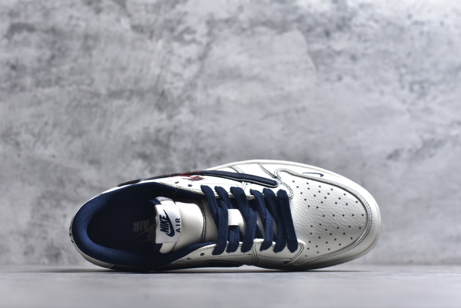 图片[4]-#Air Jordan 1 马年定制款 经典AJ1低帮鞋型打底，糅合Supreme潮牌标识瞬间拉满潮流辨识度！鞋身定制泼墨纹理搭配神兽涂鸦，立体潮玩挂件更添个性巧思，专属打造独一无二手感。头层牛皮材质兼顾脚感与质感，小众定制款拒绝撞款，不管是收藏还是出街穿搭，都是潮人吸睛的硬核利器！ 货号：FF2026-001 尺码：36 36.5 37.5 38 38.5 39 40 40.5 41 42 42.5 43 44 44.5 45-选品中心