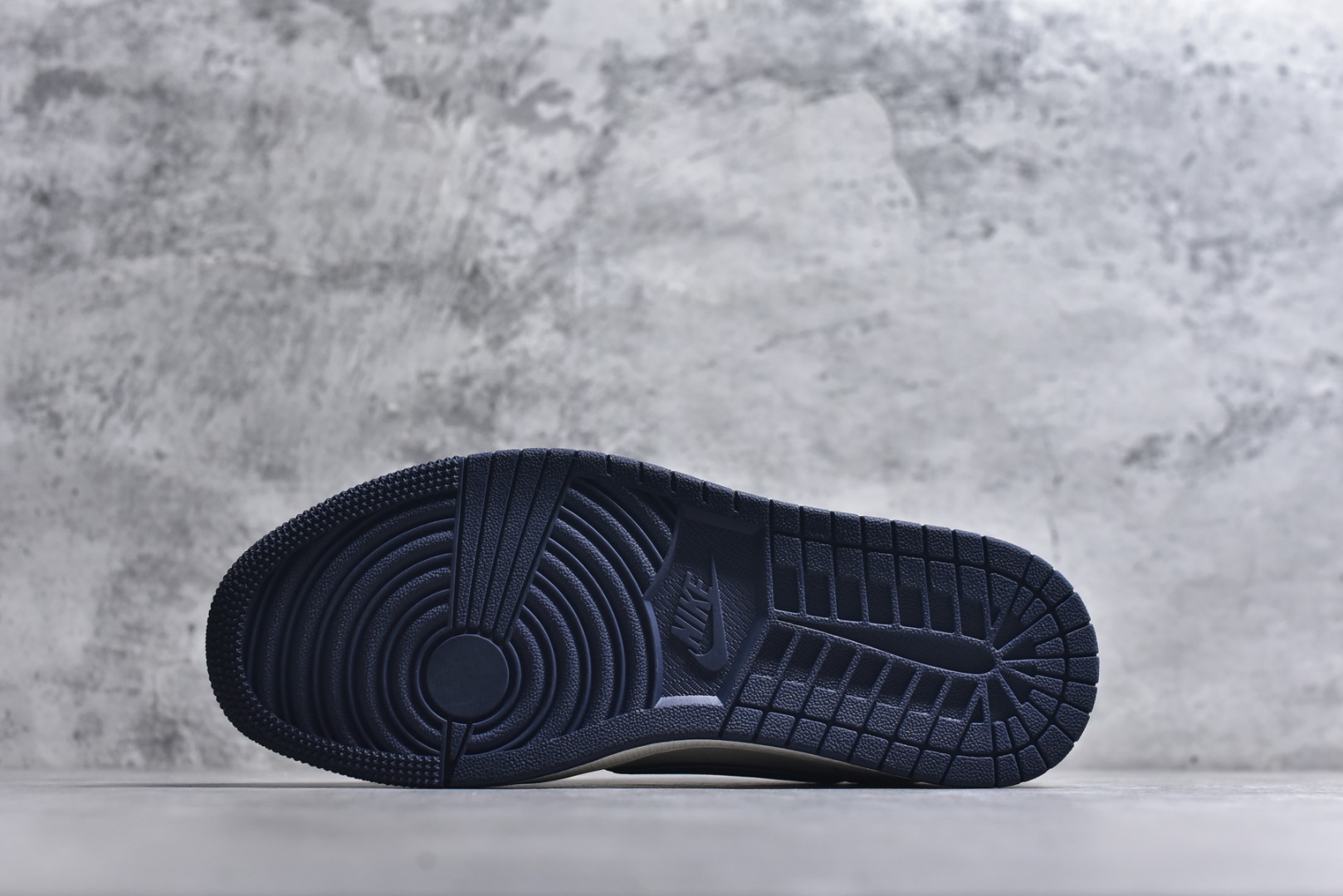 图片[6]-#Air Jordan 1 马年定制款 经典AJ1低帮鞋型打底，糅合Supreme潮牌标识瞬间拉满潮流辨识度！鞋身定制泼墨纹理搭配神兽涂鸦，立体潮玩挂件更添个性巧思，专属打造独一无二手感。头层牛皮材质兼顾脚感与质感，小众定制款拒绝撞款，不管是收藏还是出街穿搭，都是潮人吸睛的硬核利器！ 货号：FF2026-001 尺码：36 36.5 37.5 38 38.5 39 40 40.5 41 42 42.5 43 44 44.5 45-选品中心