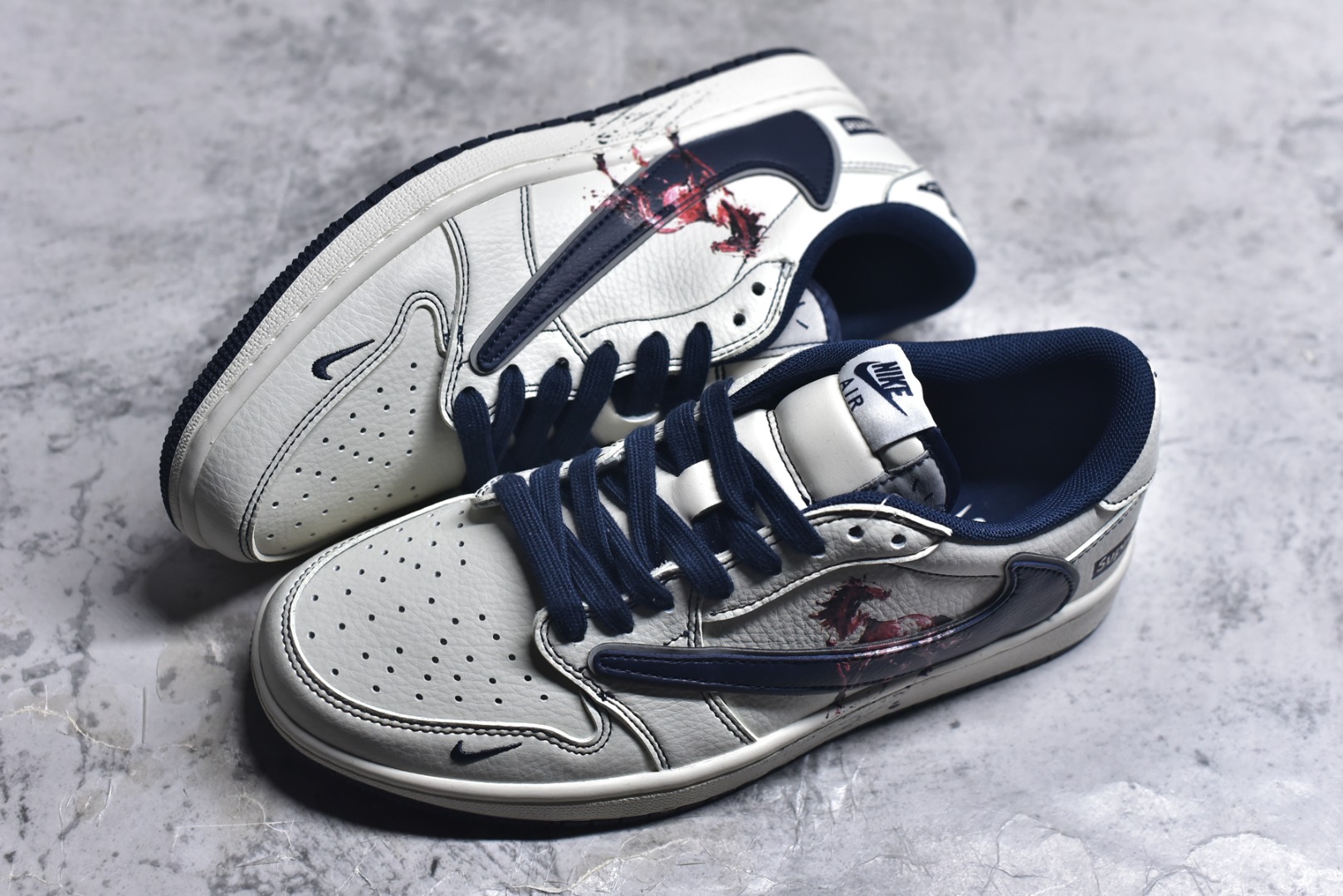 图片[7]-#Air Jordan 1 马年定制款 经典AJ1低帮鞋型打底，糅合Supreme潮牌标识瞬间拉满潮流辨识度！鞋身定制泼墨纹理搭配神兽涂鸦，立体潮玩挂件更添个性巧思，专属打造独一无二手感。头层牛皮材质兼顾脚感与质感，小众定制款拒绝撞款，不管是收藏还是出街穿搭，都是潮人吸睛的硬核利器！ 货号：FF2026-001 尺码：36 36.5 37.5 38 38.5 39 40 40.5 41 42 42.5 43 44 44.5 45-选品中心