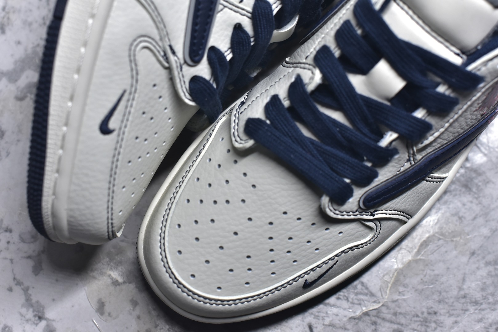 图片[8]-#Air Jordan 1 马年定制款 经典AJ1低帮鞋型打底，糅合Supreme潮牌标识瞬间拉满潮流辨识度！鞋身定制泼墨纹理搭配神兽涂鸦，立体潮玩挂件更添个性巧思，专属打造独一无二手感。头层牛皮材质兼顾脚感与质感，小众定制款拒绝撞款，不管是收藏还是出街穿搭，都是潮人吸睛的硬核利器！ 货号：FF2026-001 尺码：36 36.5 37.5 38 38.5 39 40 40.5 41 42 42.5 43 44 44.5 45-选品中心