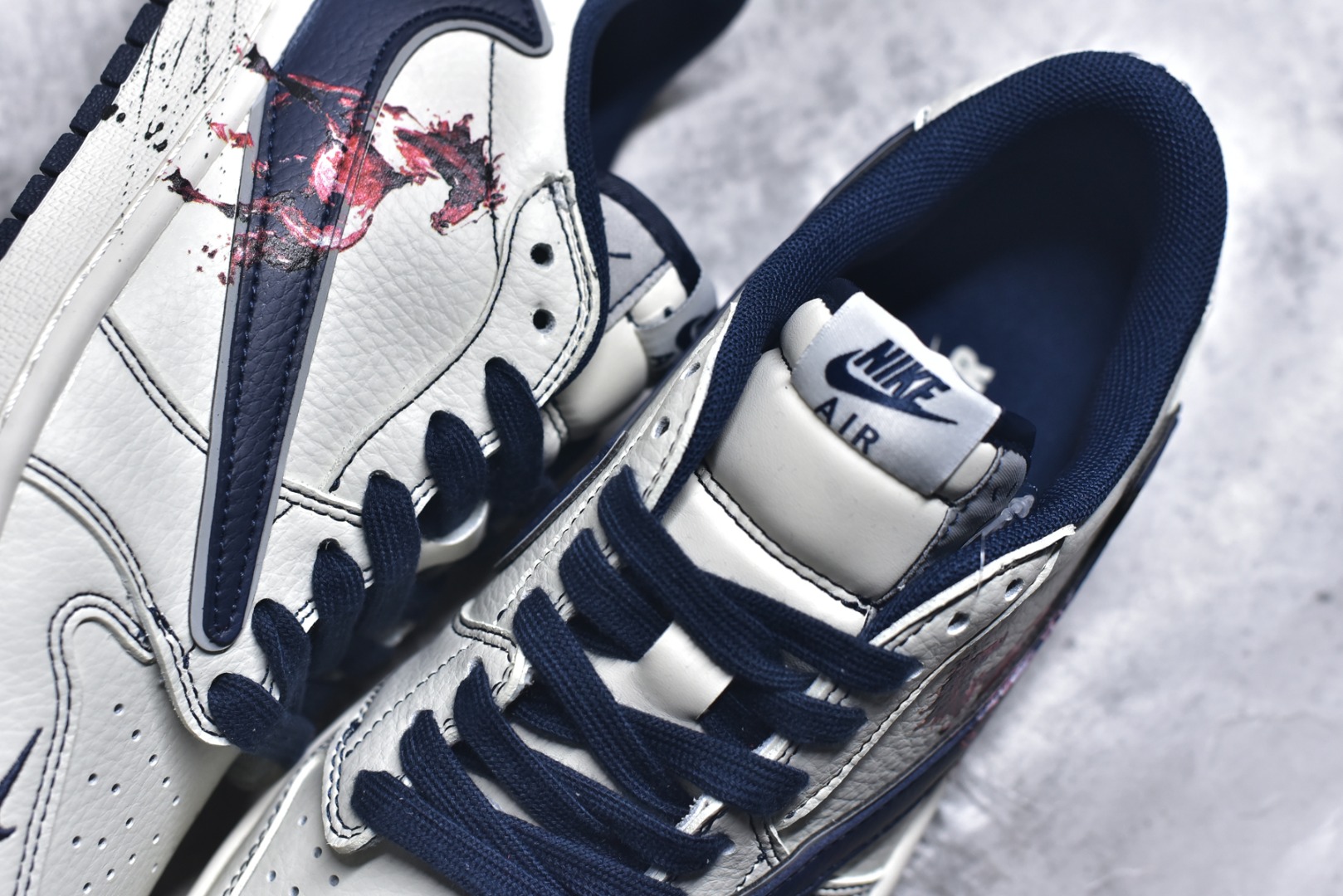 图片[9]-#Air Jordan 1 马年定制款 经典AJ1低帮鞋型打底，糅合Supreme潮牌标识瞬间拉满潮流辨识度！鞋身定制泼墨纹理搭配神兽涂鸦，立体潮玩挂件更添个性巧思，专属打造独一无二手感。头层牛皮材质兼顾脚感与质感，小众定制款拒绝撞款，不管是收藏还是出街穿搭，都是潮人吸睛的硬核利器！ 货号：FF2026-001 尺码：36 36.5 37.5 38 38.5 39 40 40.5 41 42 42.5 43 44 44.5 45-选品中心