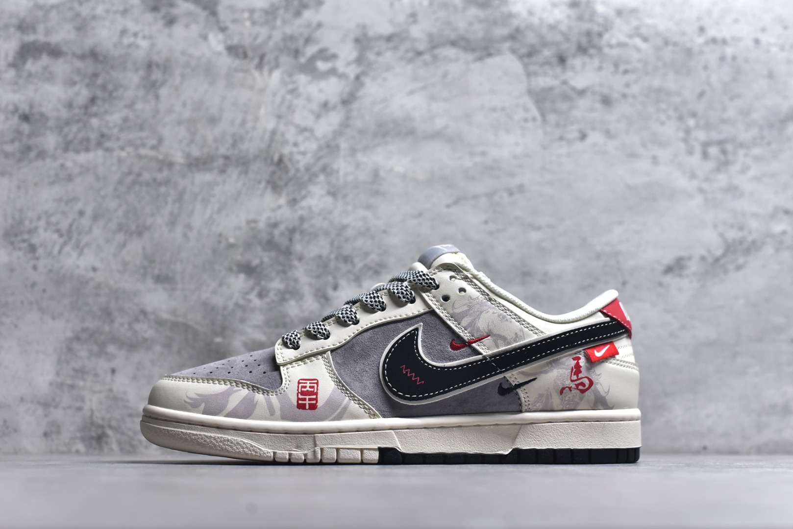 #马年国风新宠｜Nike Dunk Low丙午限定款，把祥瑞穿在脚下！当Nike Dunk Low的经典滑板鞋型邂逅2026丙午马年的国风巧思，这双YX5066-404限定款直接成为新年穿搭的“吸睛王”。米白与浅灰的磨砂皮革拼接，奠定了温柔又高级的基调，鞋身晕染的水墨骏马纹理，将东方写意的韵味融入街头潮流；黑色Swoosh搭配红色细节点缀，再加上鞋侧的生肖马吊坠、红色印章图案，每一处设计都藏着马年的祥瑞寓意，让国风与潮牌的融合恰到好处。作为Dunk Low的经典款，扎实的橡胶中底搭配防滑纹路，不仅脚感舒适，还能轻松适配日常出街与滑板运动；黑白格纹鞋带的细节设计，更是为整体造型增添了街头层次感。这双融合了生肖文化与滑板潮流的限定款，既是马年的纪念收藏之选，也是潮人打造国风穿搭的宝藏单品，新年想穿出不一样的格调，选它准没错！ 尺码：36-45-选品中心