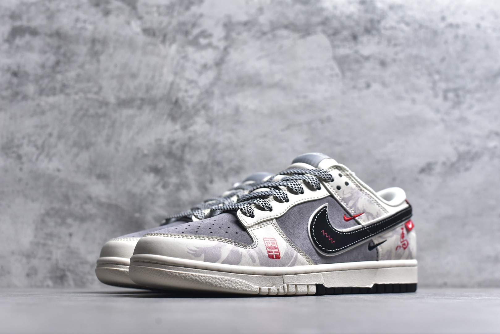 图片[2]-#马年国风新宠｜Nike Dunk Low丙午限定款，把祥瑞穿在脚下！当Nike Dunk Low的经典滑板鞋型邂逅2026丙午马年的国风巧思，这双YX5066-404限定款直接成为新年穿搭的“吸睛王”。米白与浅灰的磨砂皮革拼接，奠定了温柔又高级的基调，鞋身晕染的水墨骏马纹理，将东方写意的韵味融入街头潮流；黑色Swoosh搭配红色细节点缀，再加上鞋侧的生肖马吊坠、红色印章图案，每一处设计都藏着马年的祥瑞寓意，让国风与潮牌的融合恰到好处。作为Dunk Low的经典款，扎实的橡胶中底搭配防滑纹路，不仅脚感舒适，还能轻松适配日常出街与滑板运动；黑白格纹鞋带的细节设计，更是为整体造型增添了街头层次感。这双融合了生肖文化与滑板潮流的限定款，既是马年的纪念收藏之选，也是潮人打造国风穿搭的宝藏单品，新年想穿出不一样的格调，选它准没错！ 尺码：36-45-选品中心