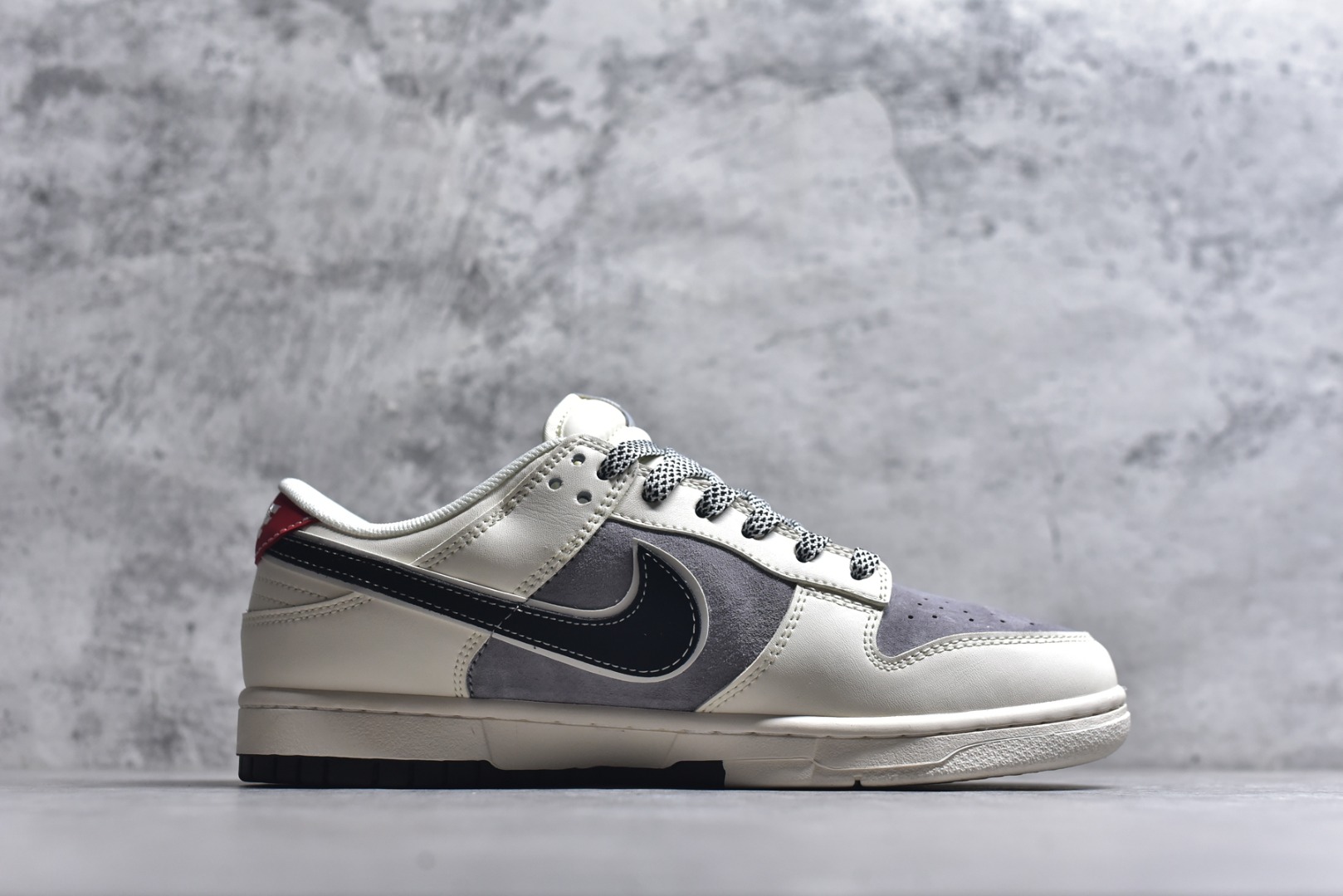 图片[3]-#马年国风新宠｜Nike Dunk Low丙午限定款，把祥瑞穿在脚下！当Nike Dunk Low的经典滑板鞋型邂逅2026丙午马年的国风巧思，这双YX5066-404限定款直接成为新年穿搭的“吸睛王”。米白与浅灰的磨砂皮革拼接，奠定了温柔又高级的基调，鞋身晕染的水墨骏马纹理，将东方写意的韵味融入街头潮流；黑色Swoosh搭配红色细节点缀，再加上鞋侧的生肖马吊坠、红色印章图案，每一处设计都藏着马年的祥瑞寓意，让国风与潮牌的融合恰到好处。作为Dunk Low的经典款，扎实的橡胶中底搭配防滑纹路，不仅脚感舒适，还能轻松适配日常出街与滑板运动；黑白格纹鞋带的细节设计，更是为整体造型增添了街头层次感。这双融合了生肖文化与滑板潮流的限定款，既是马年的纪念收藏之选，也是潮人打造国风穿搭的宝藏单品，新年想穿出不一样的格调，选它准没错！ 尺码：36-45-选品中心