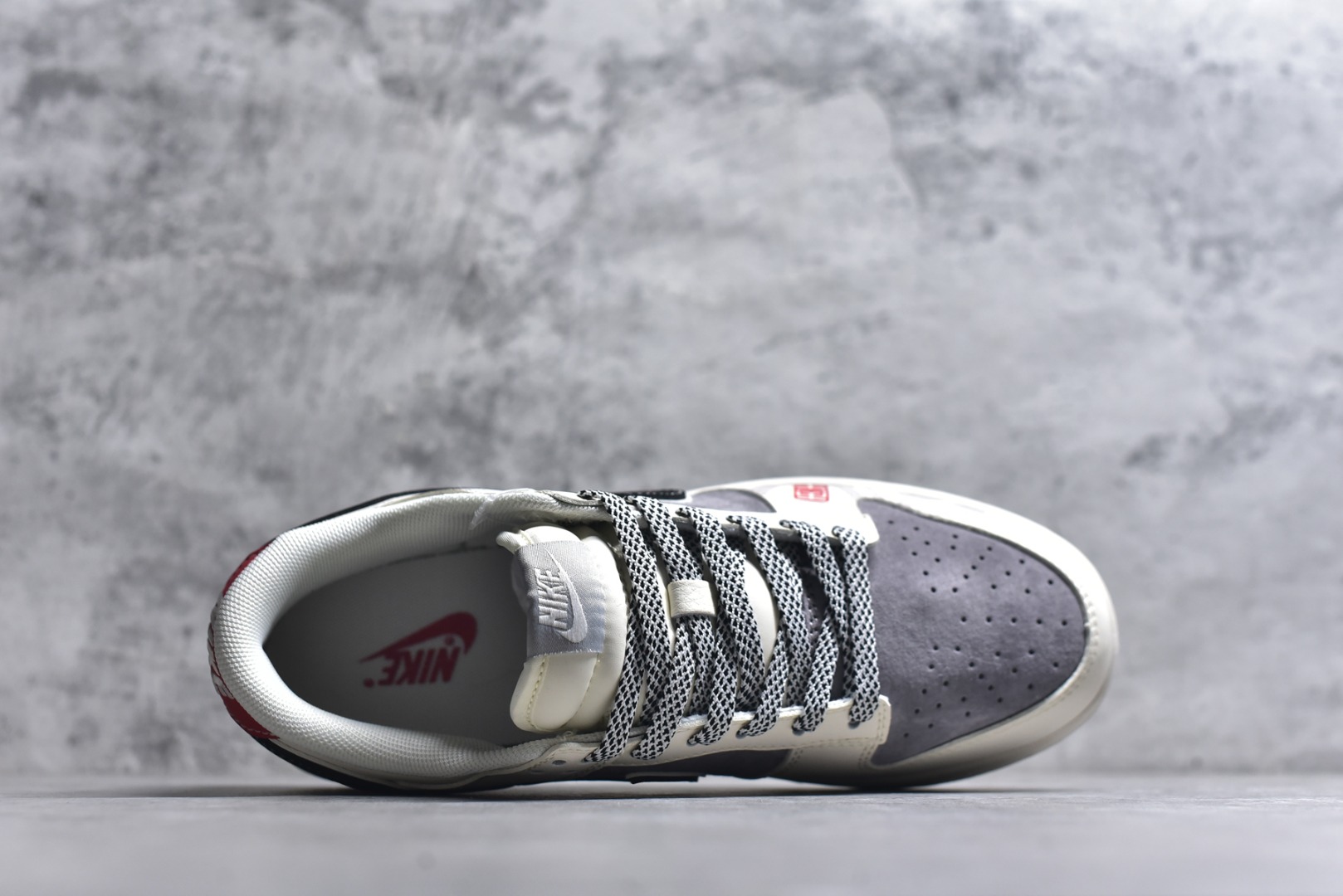 图片[4]-#马年国风新宠｜Nike Dunk Low丙午限定款，把祥瑞穿在脚下！当Nike Dunk Low的经典滑板鞋型邂逅2026丙午马年的国风巧思，这双YX5066-404限定款直接成为新年穿搭的“吸睛王”。米白与浅灰的磨砂皮革拼接，奠定了温柔又高级的基调，鞋身晕染的水墨骏马纹理，将东方写意的韵味融入街头潮流；黑色Swoosh搭配红色细节点缀，再加上鞋侧的生肖马吊坠、红色印章图案，每一处设计都藏着马年的祥瑞寓意，让国风与潮牌的融合恰到好处。作为Dunk Low的经典款，扎实的橡胶中底搭配防滑纹路，不仅脚感舒适，还能轻松适配日常出街与滑板运动；黑白格纹鞋带的细节设计，更是为整体造型增添了街头层次感。这双融合了生肖文化与滑板潮流的限定款，既是马年的纪念收藏之选，也是潮人打造国风穿搭的宝藏单品，新年想穿出不一样的格调，选它准没错！ 尺码：36-45-选品中心