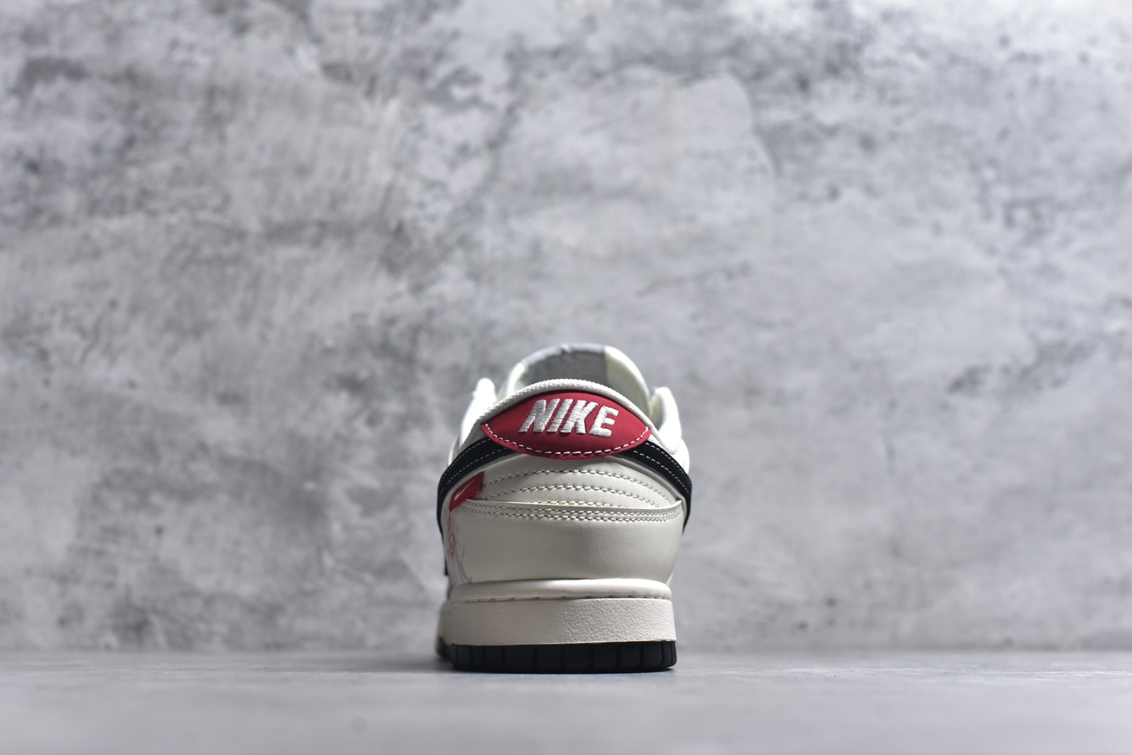 图片[5]-#马年国风新宠｜Nike Dunk Low丙午限定款，把祥瑞穿在脚下！当Nike Dunk Low的经典滑板鞋型邂逅2026丙午马年的国风巧思，这双YX5066-404限定款直接成为新年穿搭的“吸睛王”。米白与浅灰的磨砂皮革拼接，奠定了温柔又高级的基调，鞋身晕染的水墨骏马纹理，将东方写意的韵味融入街头潮流；黑色Swoosh搭配红色细节点缀，再加上鞋侧的生肖马吊坠、红色印章图案，每一处设计都藏着马年的祥瑞寓意，让国风与潮牌的融合恰到好处。作为Dunk Low的经典款，扎实的橡胶中底搭配防滑纹路，不仅脚感舒适，还能轻松适配日常出街与滑板运动；黑白格纹鞋带的细节设计，更是为整体造型增添了街头层次感。这双融合了生肖文化与滑板潮流的限定款，既是马年的纪念收藏之选，也是潮人打造国风穿搭的宝藏单品，新年想穿出不一样的格调，选它准没错！ 尺码：36-45-选品中心