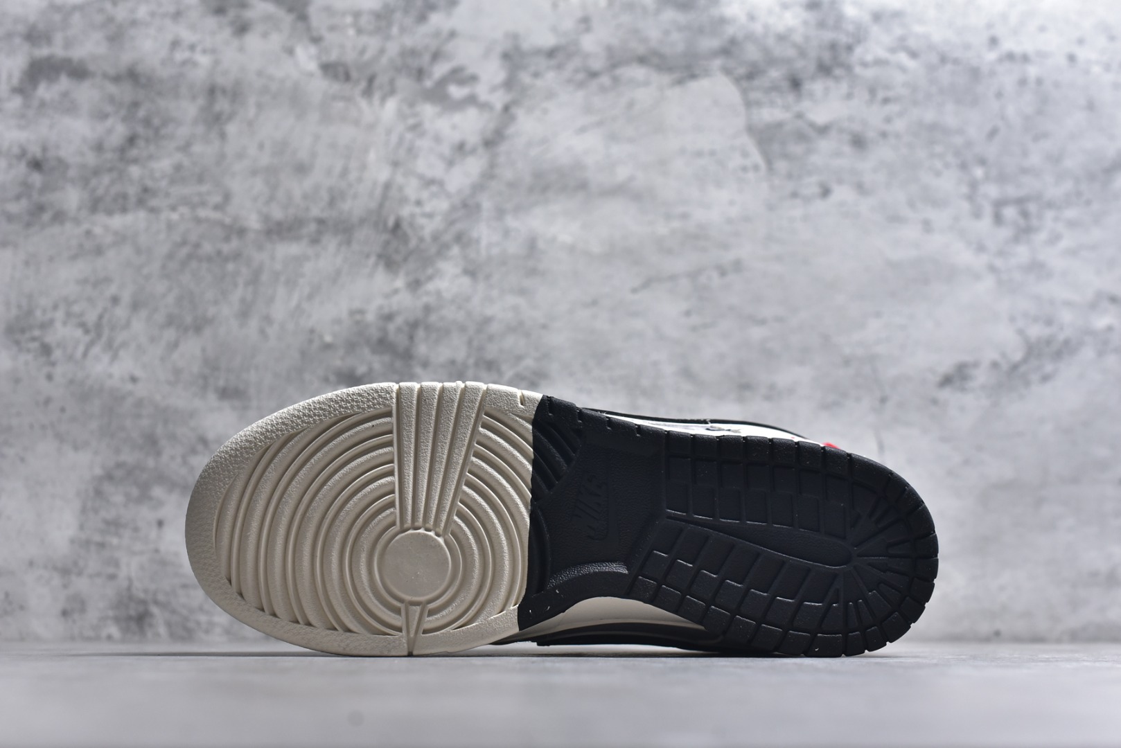 图片[6]-#马年国风新宠｜Nike Dunk Low丙午限定款，把祥瑞穿在脚下！当Nike Dunk Low的经典滑板鞋型邂逅2026丙午马年的国风巧思，这双YX5066-404限定款直接成为新年穿搭的“吸睛王”。米白与浅灰的磨砂皮革拼接，奠定了温柔又高级的基调，鞋身晕染的水墨骏马纹理，将东方写意的韵味融入街头潮流；黑色Swoosh搭配红色细节点缀，再加上鞋侧的生肖马吊坠、红色印章图案，每一处设计都藏着马年的祥瑞寓意，让国风与潮牌的融合恰到好处。作为Dunk Low的经典款，扎实的橡胶中底搭配防滑纹路，不仅脚感舒适，还能轻松适配日常出街与滑板运动；黑白格纹鞋带的细节设计，更是为整体造型增添了街头层次感。这双融合了生肖文化与滑板潮流的限定款，既是马年的纪念收藏之选，也是潮人打造国风穿搭的宝藏单品，新年想穿出不一样的格调，选它准没错！ 尺码：36-45-选品中心