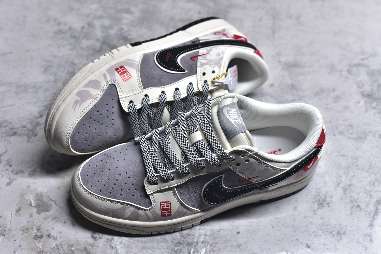 图片[7]-#马年国风新宠｜Nike Dunk Low丙午限定款，把祥瑞穿在脚下！当Nike Dunk Low的经典滑板鞋型邂逅2026丙午马年的国风巧思，这双YX5066-404限定款直接成为新年穿搭的“吸睛王”。米白与浅灰的磨砂皮革拼接，奠定了温柔又高级的基调，鞋身晕染的水墨骏马纹理，将东方写意的韵味融入街头潮流；黑色Swoosh搭配红色细节点缀，再加上鞋侧的生肖马吊坠、红色印章图案，每一处设计都藏着马年的祥瑞寓意，让国风与潮牌的融合恰到好处。作为Dunk Low的经典款，扎实的橡胶中底搭配防滑纹路，不仅脚感舒适，还能轻松适配日常出街与滑板运动；黑白格纹鞋带的细节设计，更是为整体造型增添了街头层次感。这双融合了生肖文化与滑板潮流的限定款，既是马年的纪念收藏之选，也是潮人打造国风穿搭的宝藏单品，新年想穿出不一样的格调，选它准没错！ 尺码：36-45-选品中心