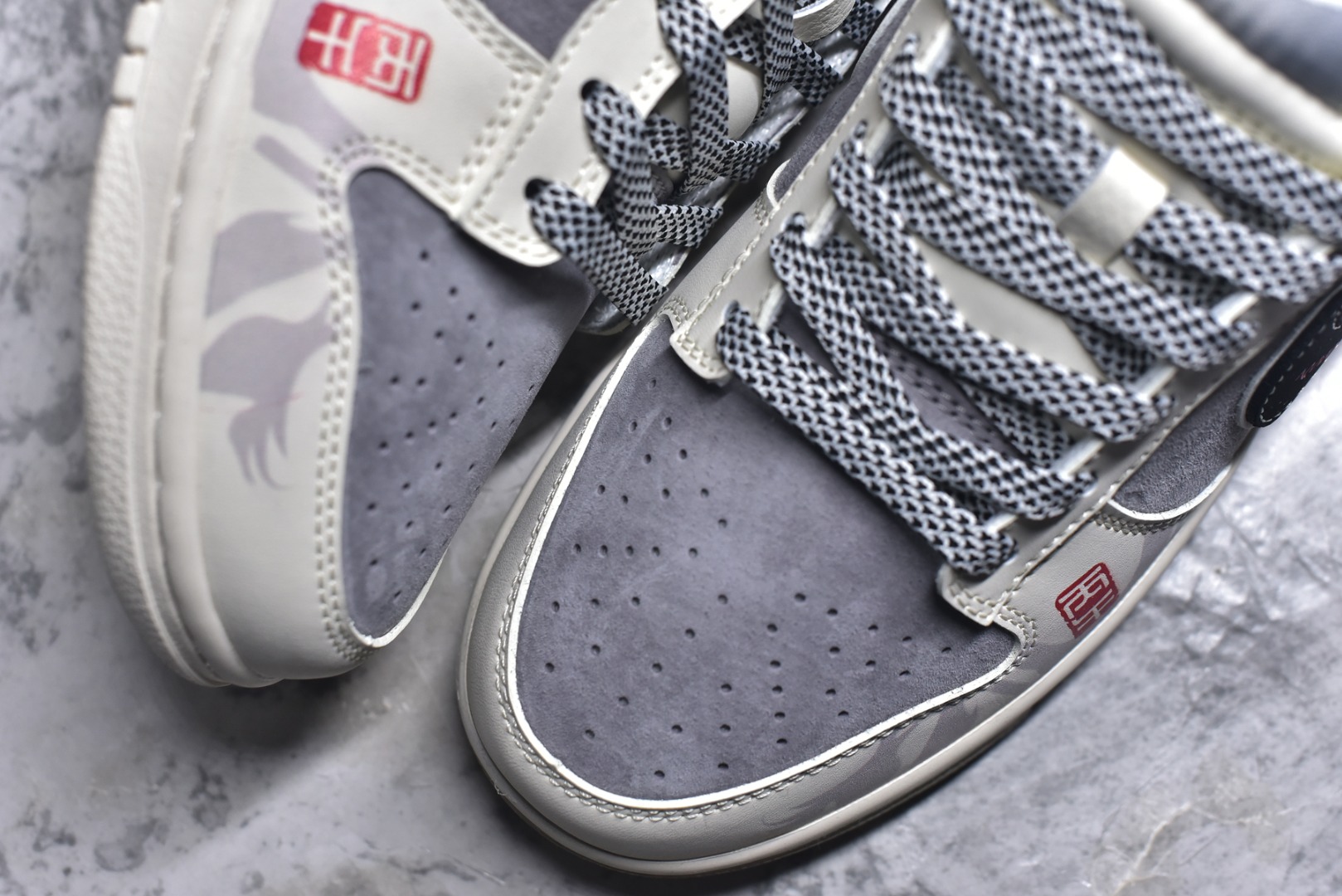 图片[8]-#马年国风新宠｜Nike Dunk Low丙午限定款，把祥瑞穿在脚下！当Nike Dunk Low的经典滑板鞋型邂逅2026丙午马年的国风巧思，这双YX5066-404限定款直接成为新年穿搭的“吸睛王”。米白与浅灰的磨砂皮革拼接，奠定了温柔又高级的基调，鞋身晕染的水墨骏马纹理，将东方写意的韵味融入街头潮流；黑色Swoosh搭配红色细节点缀，再加上鞋侧的生肖马吊坠、红色印章图案，每一处设计都藏着马年的祥瑞寓意，让国风与潮牌的融合恰到好处。作为Dunk Low的经典款，扎实的橡胶中底搭配防滑纹路，不仅脚感舒适，还能轻松适配日常出街与滑板运动；黑白格纹鞋带的细节设计，更是为整体造型增添了街头层次感。这双融合了生肖文化与滑板潮流的限定款，既是马年的纪念收藏之选，也是潮人打造国风穿搭的宝藏单品，新年想穿出不一样的格调，选它准没错！ 尺码：36-45-选品中心