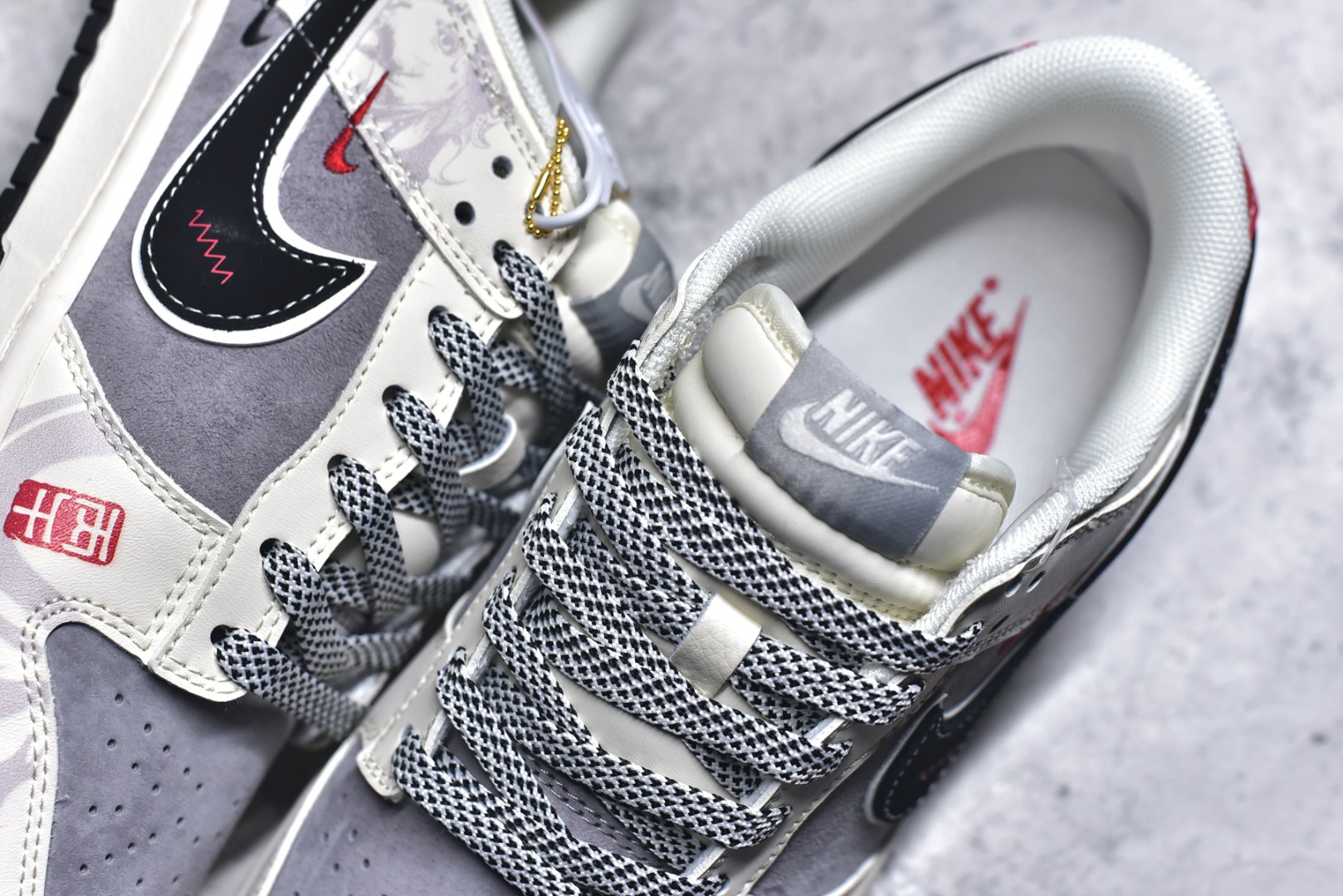 图片[9]-#马年国风新宠｜Nike Dunk Low丙午限定款，把祥瑞穿在脚下！当Nike Dunk Low的经典滑板鞋型邂逅2026丙午马年的国风巧思，这双YX5066-404限定款直接成为新年穿搭的“吸睛王”。米白与浅灰的磨砂皮革拼接，奠定了温柔又高级的基调，鞋身晕染的水墨骏马纹理，将东方写意的韵味融入街头潮流；黑色Swoosh搭配红色细节点缀，再加上鞋侧的生肖马吊坠、红色印章图案，每一处设计都藏着马年的祥瑞寓意，让国风与潮牌的融合恰到好处。作为Dunk Low的经典款，扎实的橡胶中底搭配防滑纹路，不仅脚感舒适，还能轻松适配日常出街与滑板运动；黑白格纹鞋带的细节设计，更是为整体造型增添了街头层次感。这双融合了生肖文化与滑板潮流的限定款，既是马年的纪念收藏之选，也是潮人打造国风穿搭的宝藏单品，新年想穿出不一样的格调，选它准没错！ 尺码：36-45-选品中心