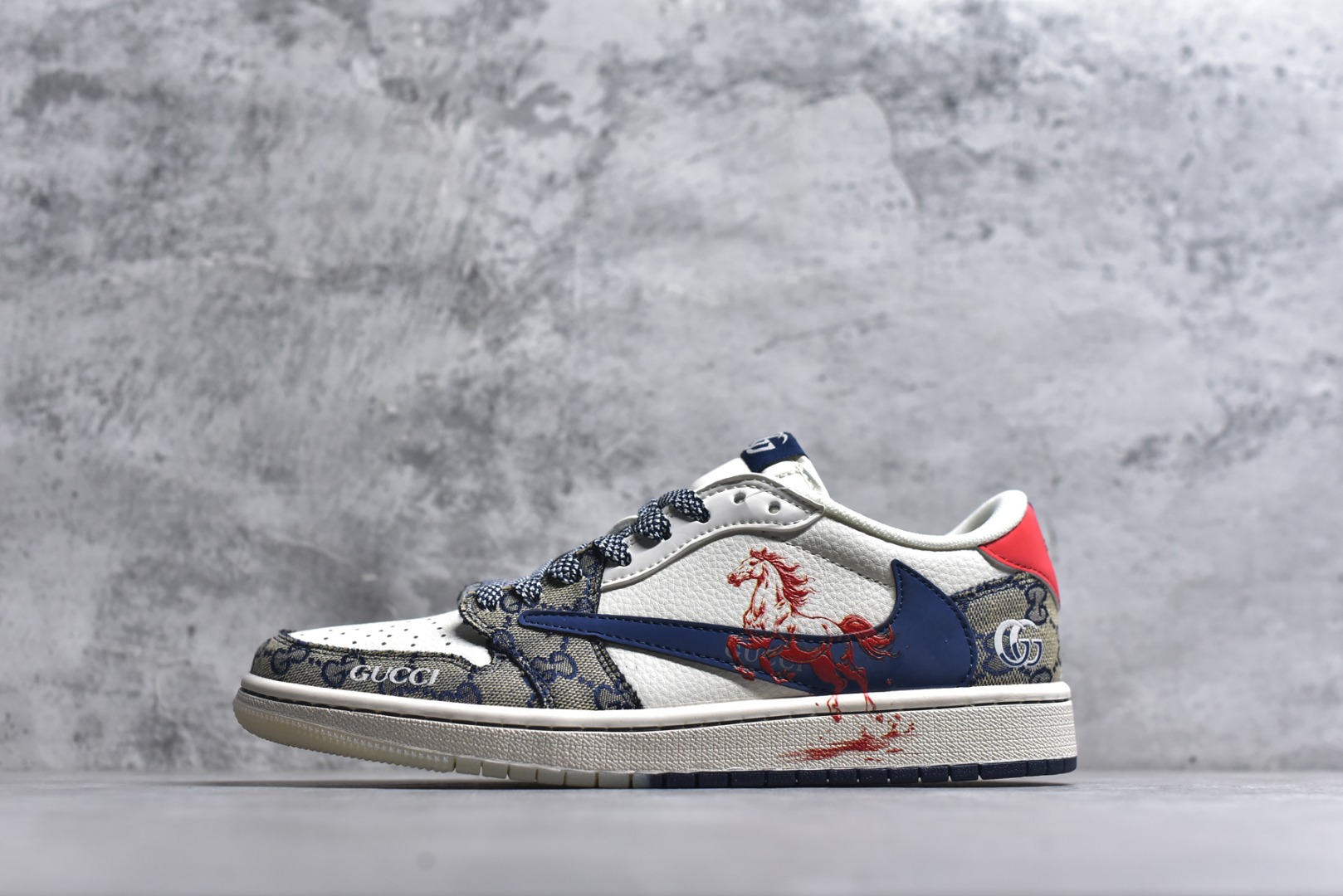 #马年炸裂来袭！Air Jordan 1 经典AJ1低帮鞋型碰撞Gucci老花拼接，复古奢潮风瞬间拉满！鞋身红马涂鸦呼应2026马年主题，红蓝撞色搭配亮眼红绸配饰更具视觉张力，敲定稀缺属性。头层牛皮与老花面料拼接兼顾质感与个性，小众定制款彻底告别撞款，不管是收藏摆柜还是街头炸街，都是潮咖彰显品味的不二之选！ 货号：FF2688-118 尺码：36 36.5 37.5 38 38.5 39 40 40.5 41 42 42.5 43 44 44.5 45-选品中心