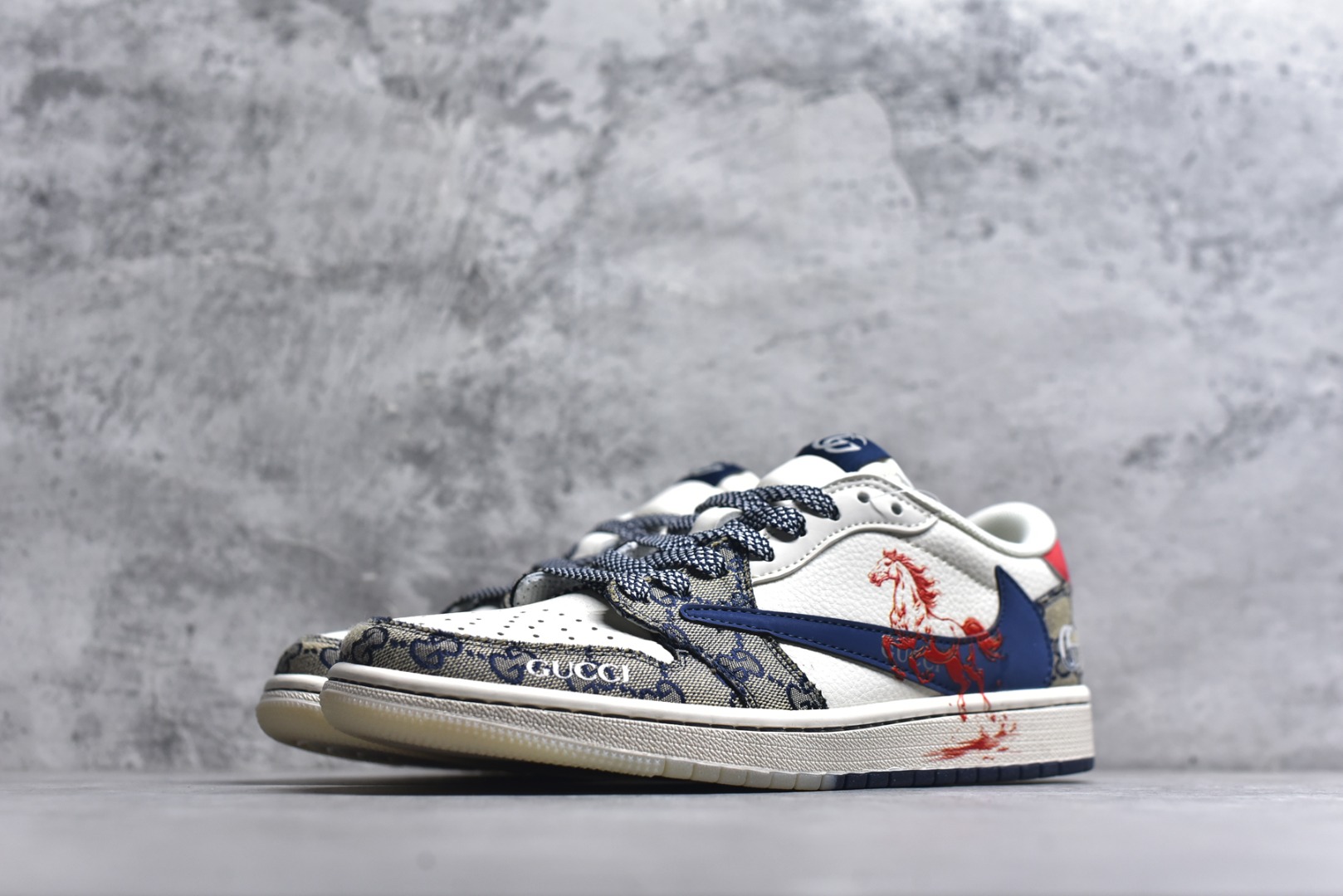 图片[2]-#马年炸裂来袭！Air Jordan 1 经典AJ1低帮鞋型碰撞Gucci老花拼接，复古奢潮风瞬间拉满！鞋身红马涂鸦呼应2026马年主题，红蓝撞色搭配亮眼红绸配饰更具视觉张力，敲定稀缺属性。头层牛皮与老花面料拼接兼顾质感与个性，小众定制款彻底告别撞款，不管是收藏摆柜还是街头炸街，都是潮咖彰显品味的不二之选！ 货号：FF2688-118 尺码：36 36.5 37.5 38 38.5 39 40 40.5 41 42 42.5 43 44 44.5 45-选品中心